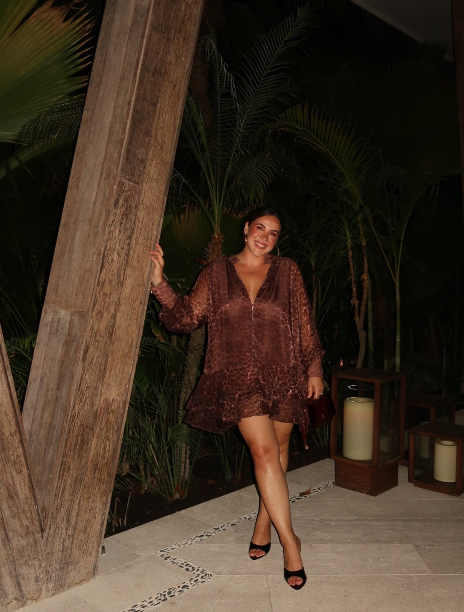 Size 10/L in dress. I wore it unbuttoned around neck and no tie!