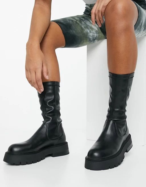 Bershka – Sock-Boots aus Kunstleder mit dicker Sohle in Schwarz | ASOS (Global)