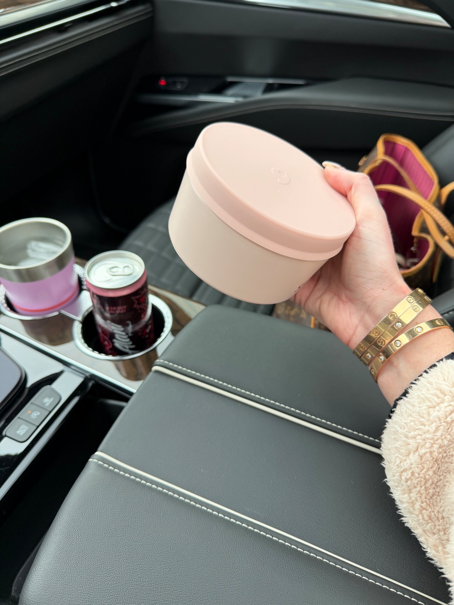 I love this stainless steel container with a leak proof, silicone lid, it’s dishwasher, safe and perfect for lunches and kids lunchboxes for school lunch, and for sports kids who need to eat on the go
Soccer mom 