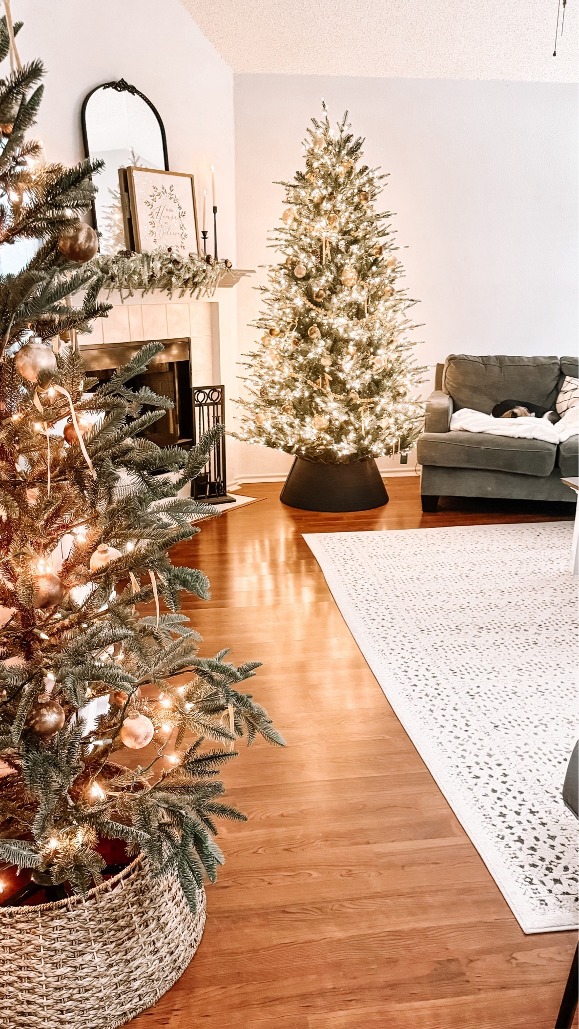Christmas living roomm

#LTKhome #LTKSeasonal