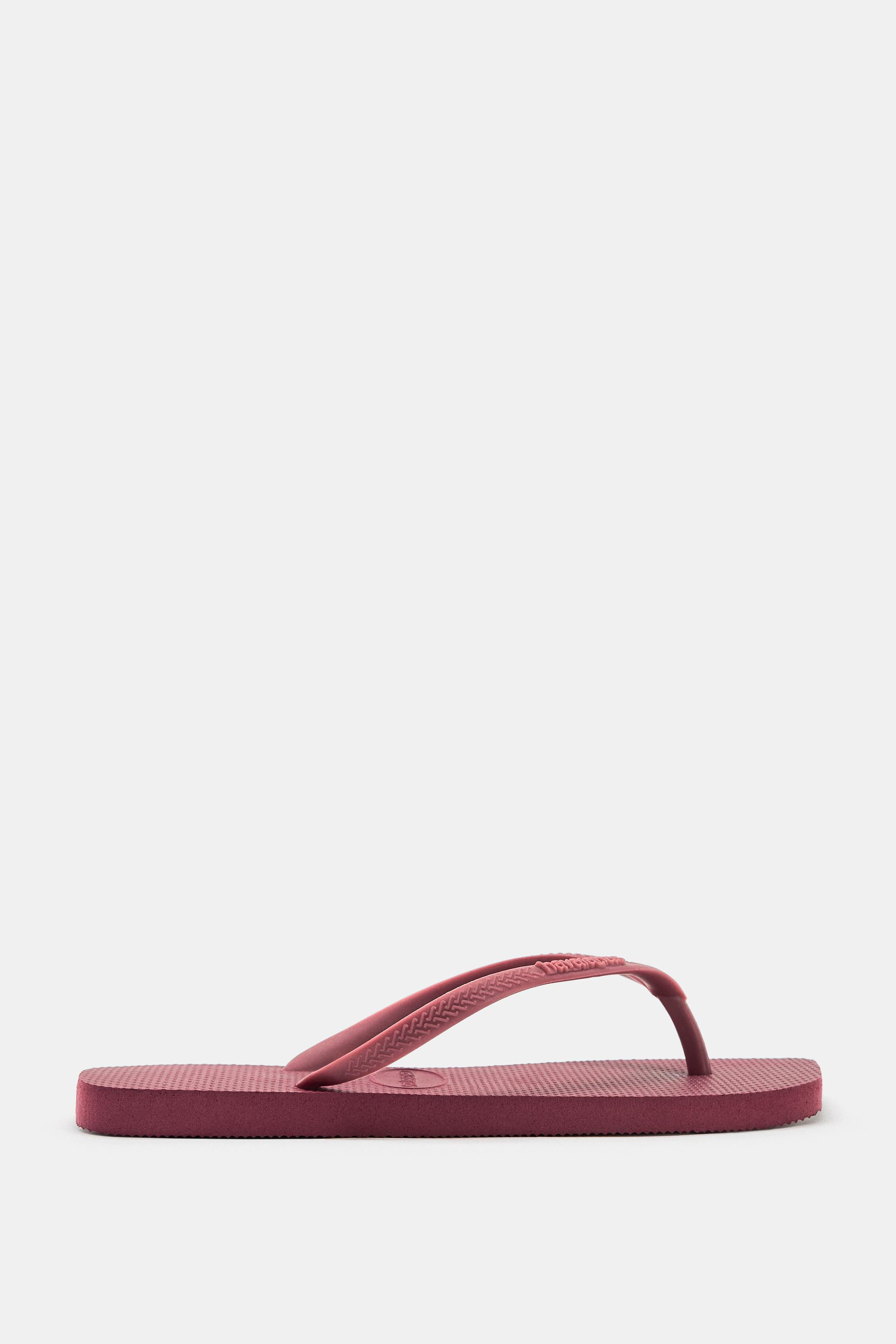 Flat sandals. Front strap with toe divider. Embossed sole. Square toe. Sole height: 1.5 cm. / 0.5... | Zara FR