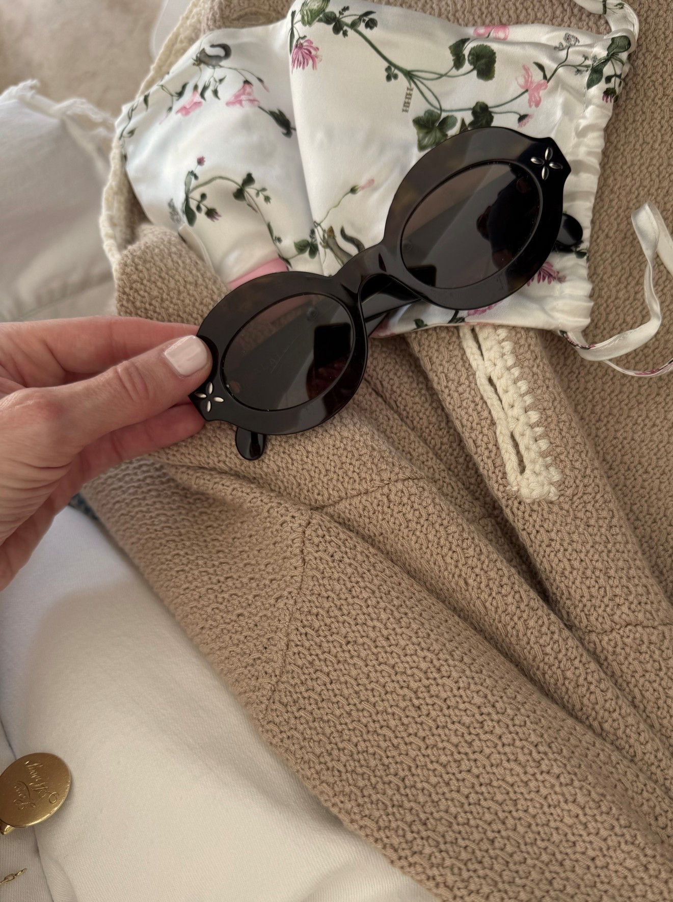 A very pretty pair of sunglasses 🕶️ 

#LTKTravel #LTKdayinmylife #LTKootd