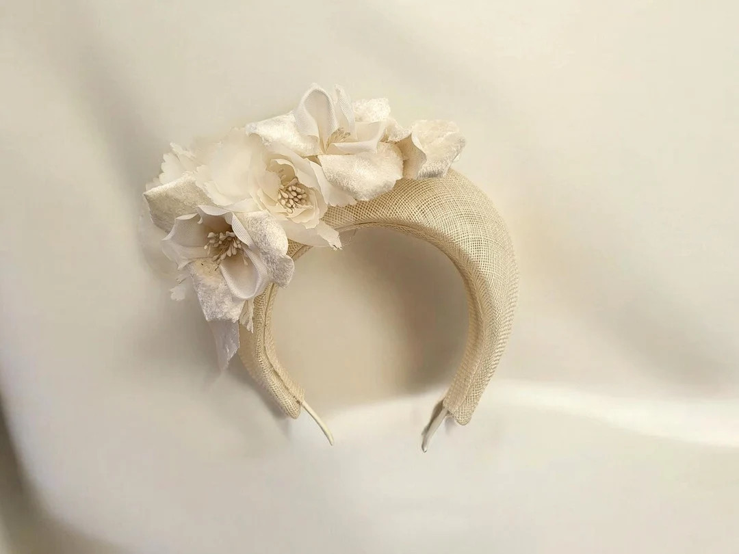 Elfenbein Blumen Fascinator Haarband, Halo Krone, Leichtgewicht, Rassen Kopfschmuck, 6 cm breit, ... | Etsy (US)