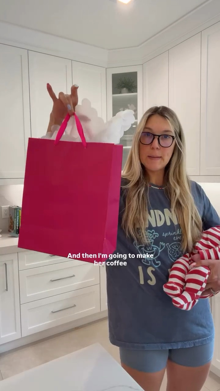 A little reminder to love on your village ya’ll! Tag a mama who you’d do this for!


#LTKMothersDay #LTKmomlife #LTKBeauty