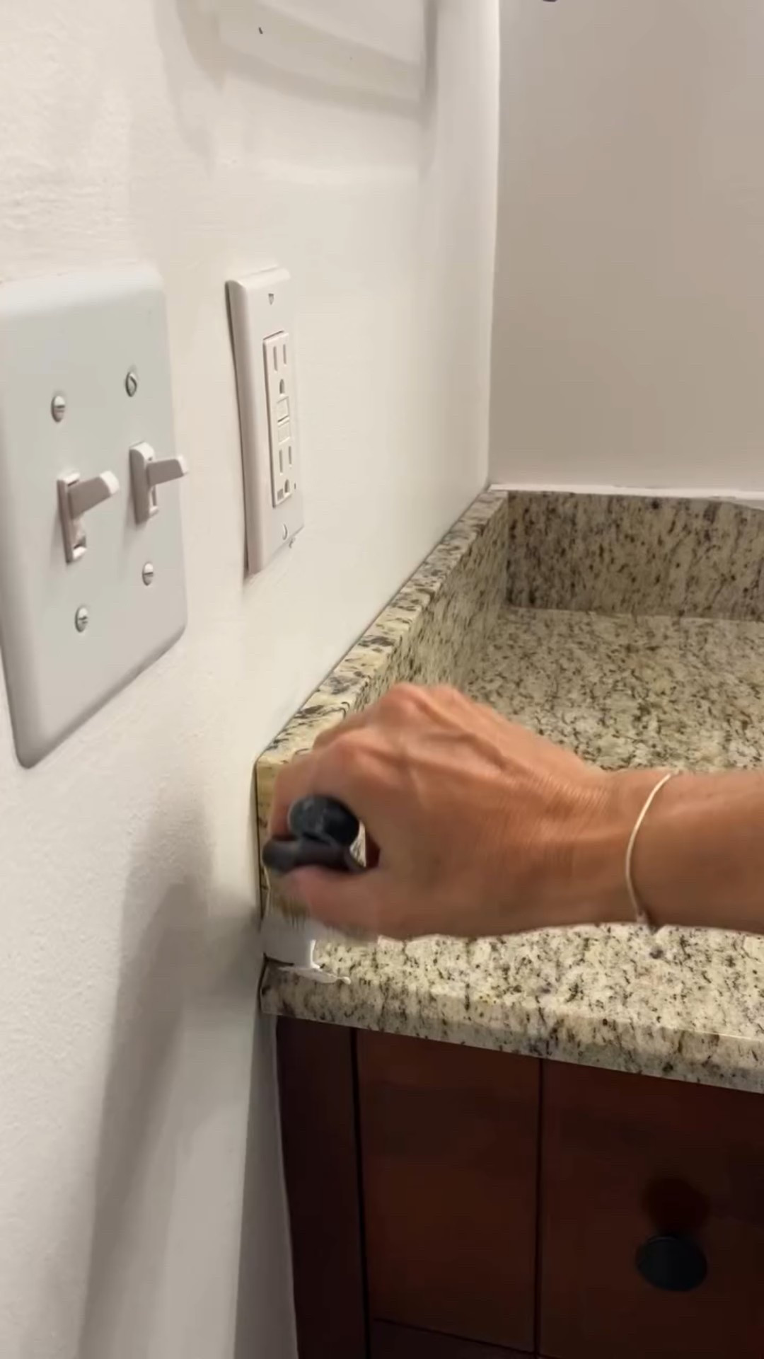 One year later and the sink has held up perfectly! Want to try this? Comment EPOXY and I’ll send you everything I used and a full tutorial! This is a beginner friendly DIY project that you can do in a weekend!
#fauxmarble #epoxycountertop #bathroomrenovation #budgetbathroommakeover #diyepoxycountertops #studdedmirror