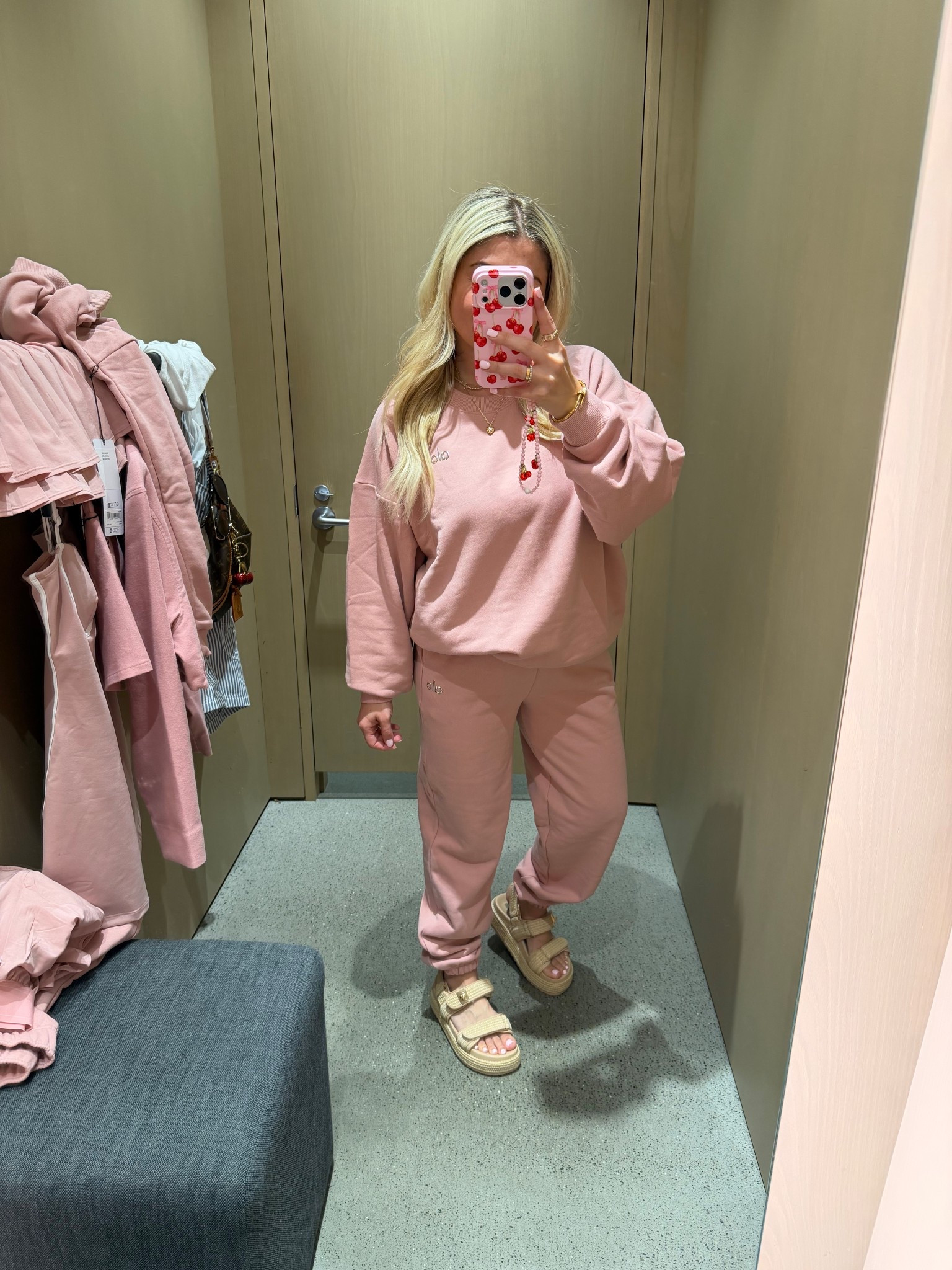 New Alo vintage pink 
Size small