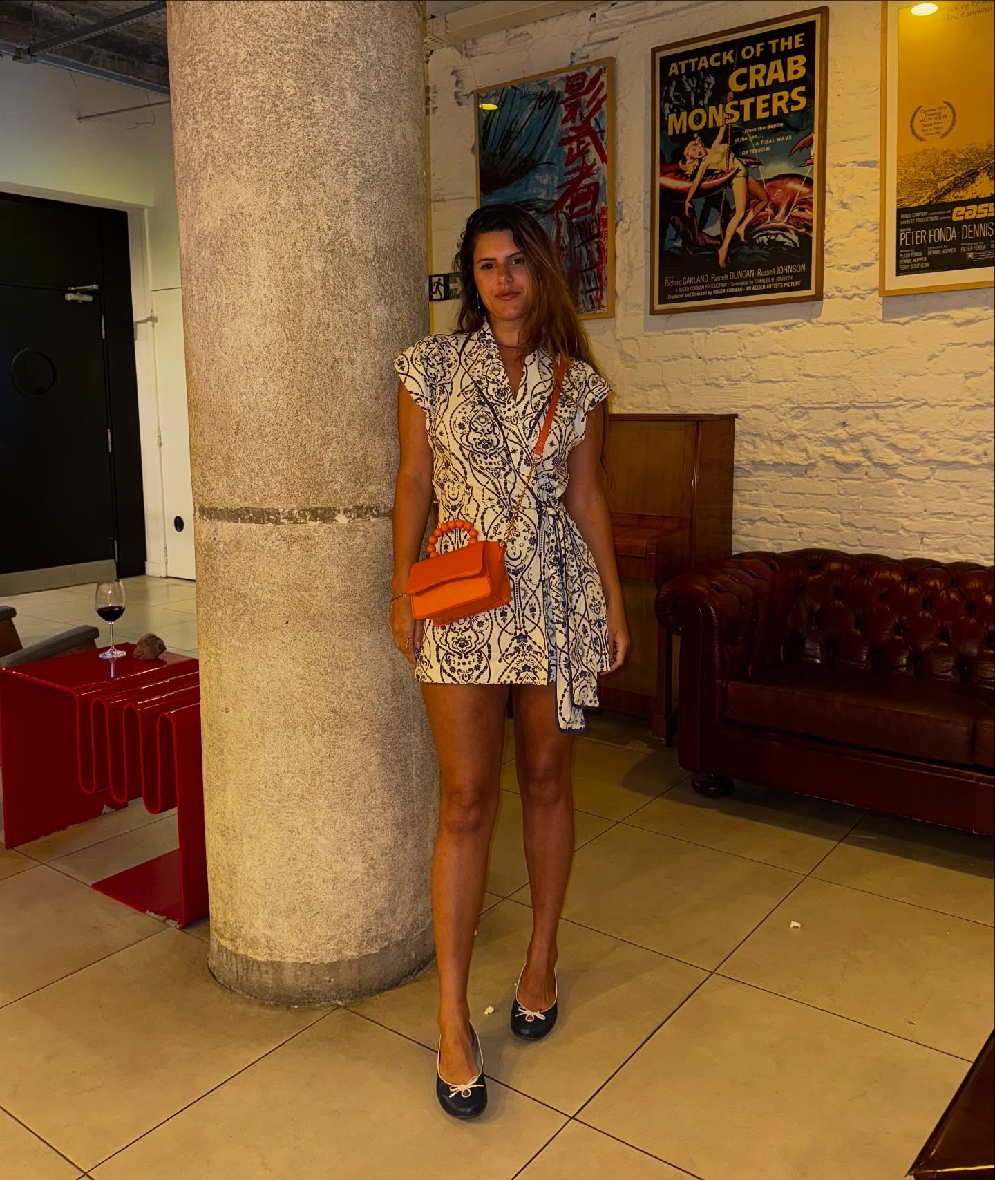 ~ consumir nossa cultura é, sem dúvida, uma das melhores formas de aprender sobre a nossa história. 🇧🇷 Seja ela boa ou ruim, ela é nossa e fará parte eternamente da nossa trajetória. Cada expressão cultural carrega em si fragmentos da nossa identidade, das nossas conquistas e dos nossos desafios.

Confesso que nem sei descrever todos os sentimentos que senti assistindo @aindaestouaqui no @cinesala em Pinheiros. Demorei para assistir porque sabia que não sairia ilesa — e realmente não saí. Chorei, me senti transtornada e, acima de tudo, fiquei com medo. Medo do que já aconteceu e do que ainda pode se repetir no futuro. A arte tem esse poder: de nos confrontar com verdades que, por vezes, preferiríamos evitar, mas que são necessárias para refletir e evoluir.

Quem ainda não viu, só vai ☺️ 
@oficialfernandatorres e @seltonmello pqp que interpretação incrível. 🤩💐🫶🏽