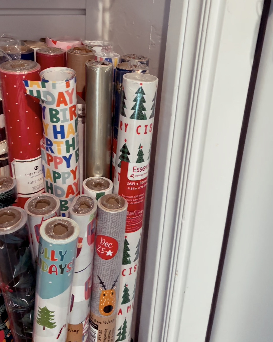 A well kept wrapping station 

#LTKHoliday