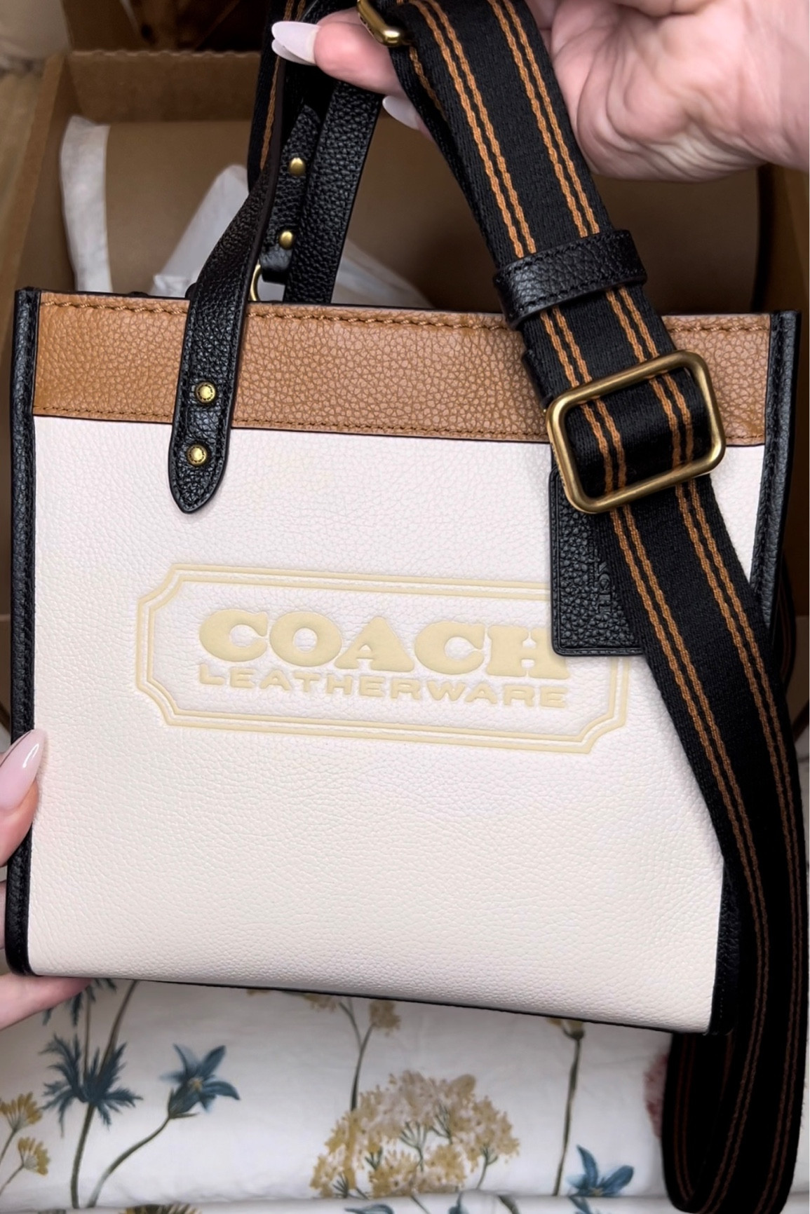 There could not be a better crossbody tote bag for me 😍 Absolutely in love. It’s the colors and color blocking for me! 

#LTKitbag #LTKSeasonal #LTKstyletip