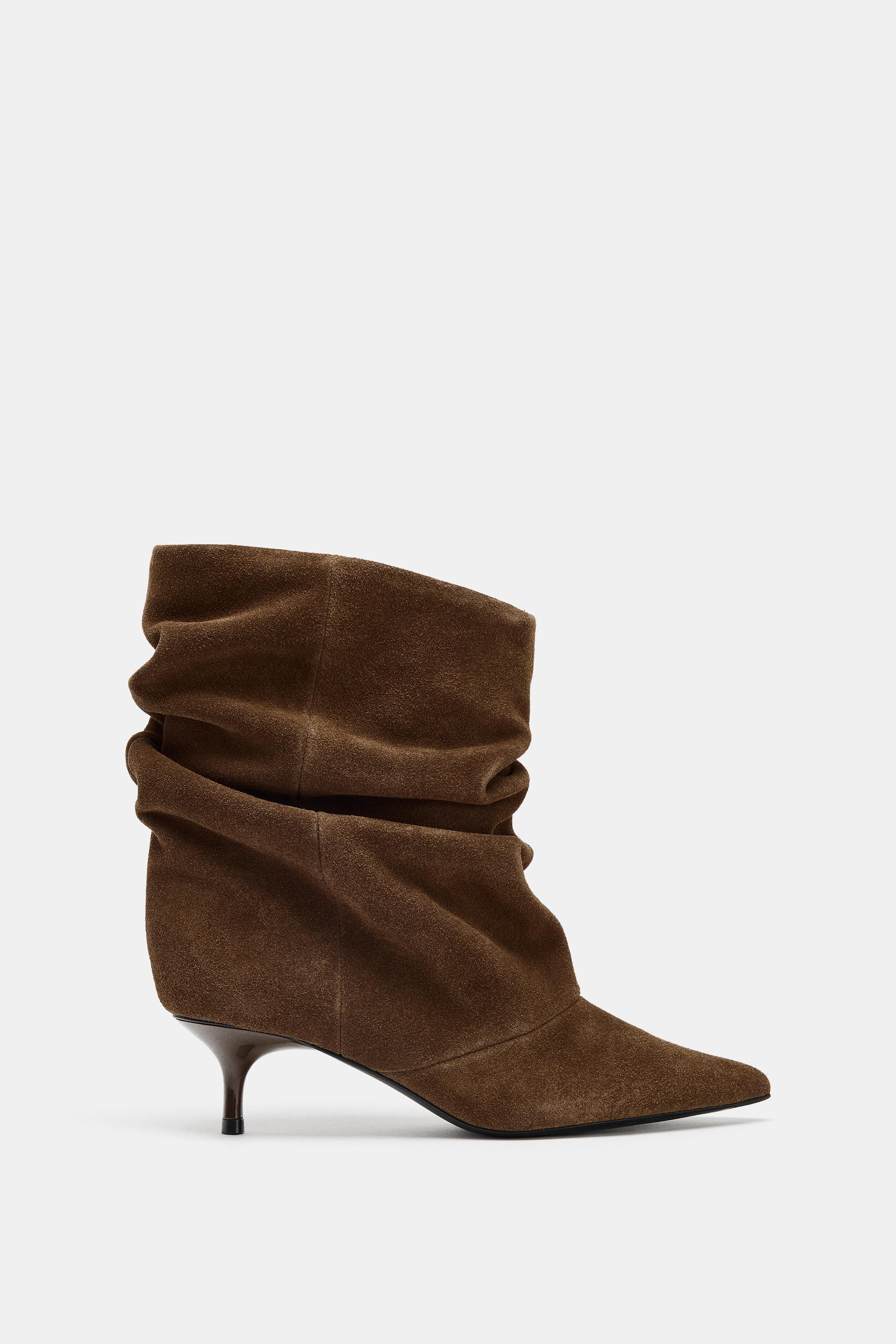 Stiefelette aus Spaltleder mit gerafftem Schaft. Sie verf\u00fcgt \u00fcber einen mittelhohen Kit... | Zara DE
