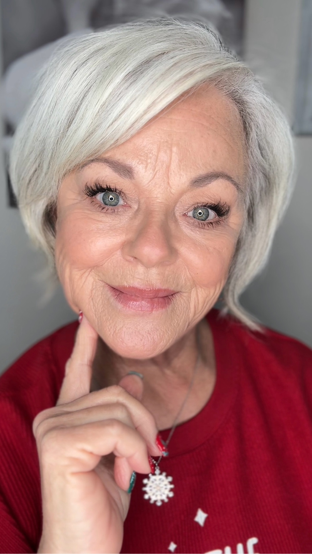 Less makeup… better makeup. ✨
Today I wanted a very simple makeup look using just a few products, and I love how it turned out 🤍
I used bronzer for both blush and eyeshadow, and I’m really loving how cohesive it looks. Of course, I always apply a brow product—let’s be honest, we all look a little naked without brows 😉
Foundation, mascara, lip liner, and lip balm finished everything off. Very easy, very quick, and perfect for busy days.
✨ Question for you: What is the one go-to makeup product you will not leave home without?


#LTKHoliday #LTKBeauty #LTKOver40