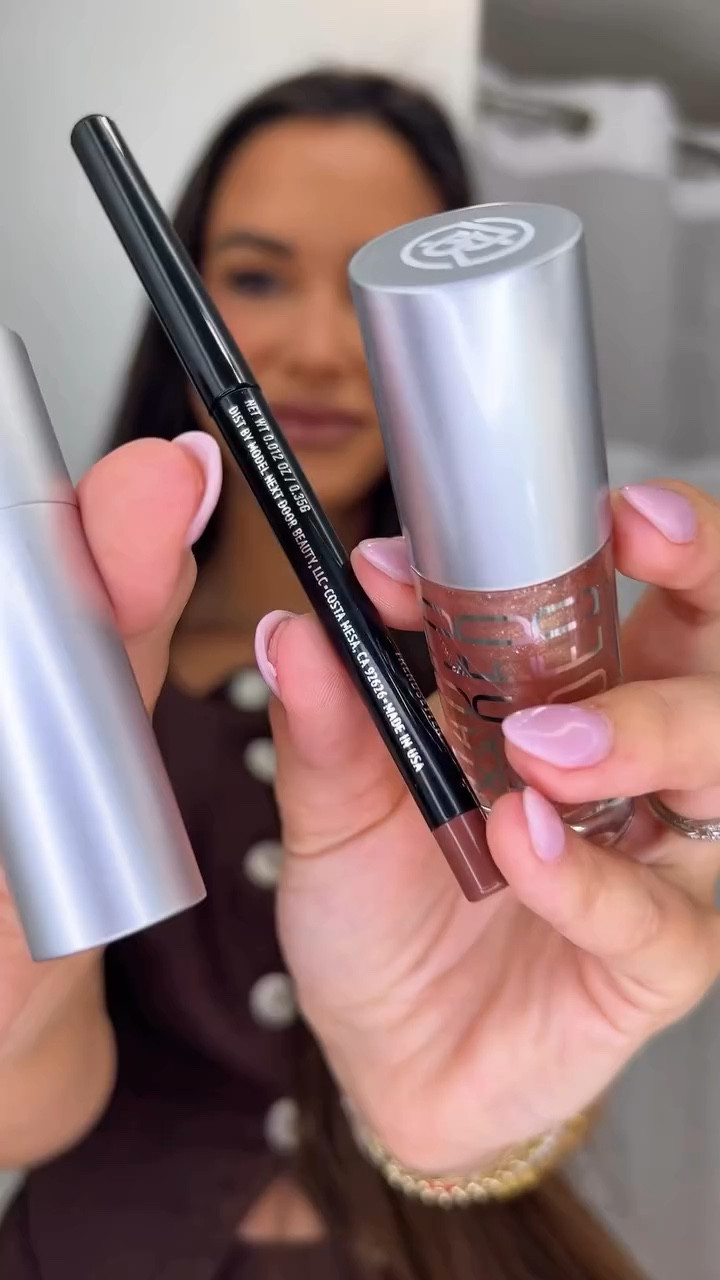 3 steps to the perfect Bronze Lip with @runway.rogue ✨
•Lip Liner: Trendsetter
•Lipstick: Diva Crème 
•Lip Gloss: Champagne Toast 

#bronzyglam #bronzelip #charlestonmakeupartist #lipcombo