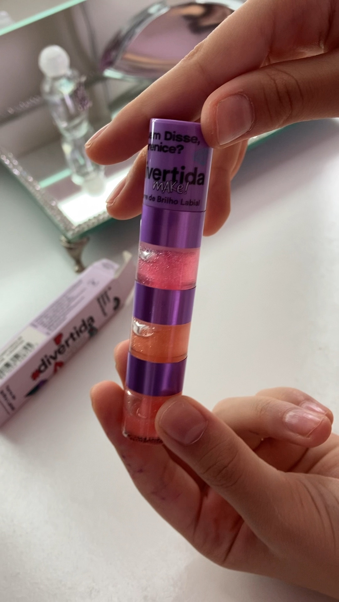 Bora conferir com a gente a Torre de Brilho Labial Divertida Make da Quem Disse Berenice?! 🙃✨

Um produto vegano, com fórmula exclusiva e segura desenvolvida para crianças e aprovada por pediatras!

Uma torre de 3 brilhos labiais que podem ser acoplados ou separados! 

Deixa os lábios hidratados e brilhantes! ✨


#torredebrilholabial #torredegloss #maquiageminfantil #maquiagemparacriabça #quemdisseberenice 

#LTKcriancas #LTKbrasil #LTKbeleza