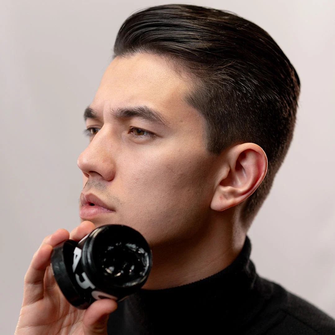 Tem uma diferença grande entre fixadores e cremes de tratamento, que podem ser aqueles que a gente passa e tira tudo depois, ou os que a gente deixa no cabelo, por que têm uma atuação contínua… Esse são os que cuidam: hidratam, levam nutrientes e ajudam a desembaraçar e deixar os fios mais resistentes e com mais brilho e mais volume.
E aí tem os modeladores, uma outra categoria de produto, que são normalmente fixadores ou texturizadores (e já vou explicar como funciona cada um). Mas pode acontecer então alguma confusão com nomenclatura, por que hoje muitos desses produtos fixadores ou de modelar também têm alguns recursos de tratamento embutidos. 

 #LTKbrasil #LTKbeleza #LTKhomens