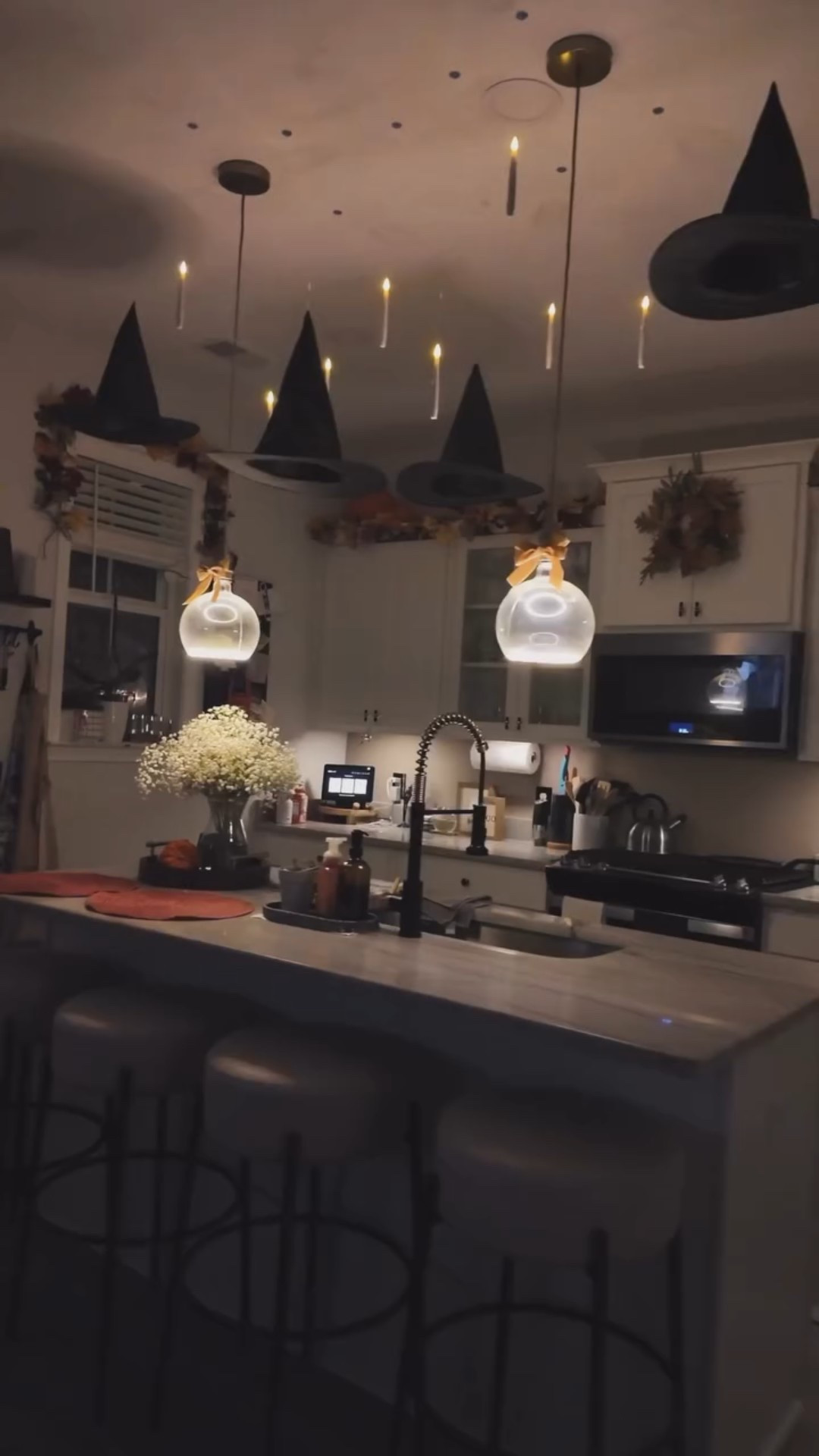 This kitchen said: HOCUS POCUS but make it Pinterest 😍✨
.
I’m slowly transforming my home into a Halloween dream 🎃🍁… starting with the kitchen. Witches’ hats floating, fall garlands glowing, and yes… more spooky surprises are coming 👻.
.
Save this for inspo ✨ and tell me—should I decorate the living room or entryway next?
.
.
.
#halloween #halloweenishere #halloweendecor #fallvibes🍁 #falldecor #falldecorations
