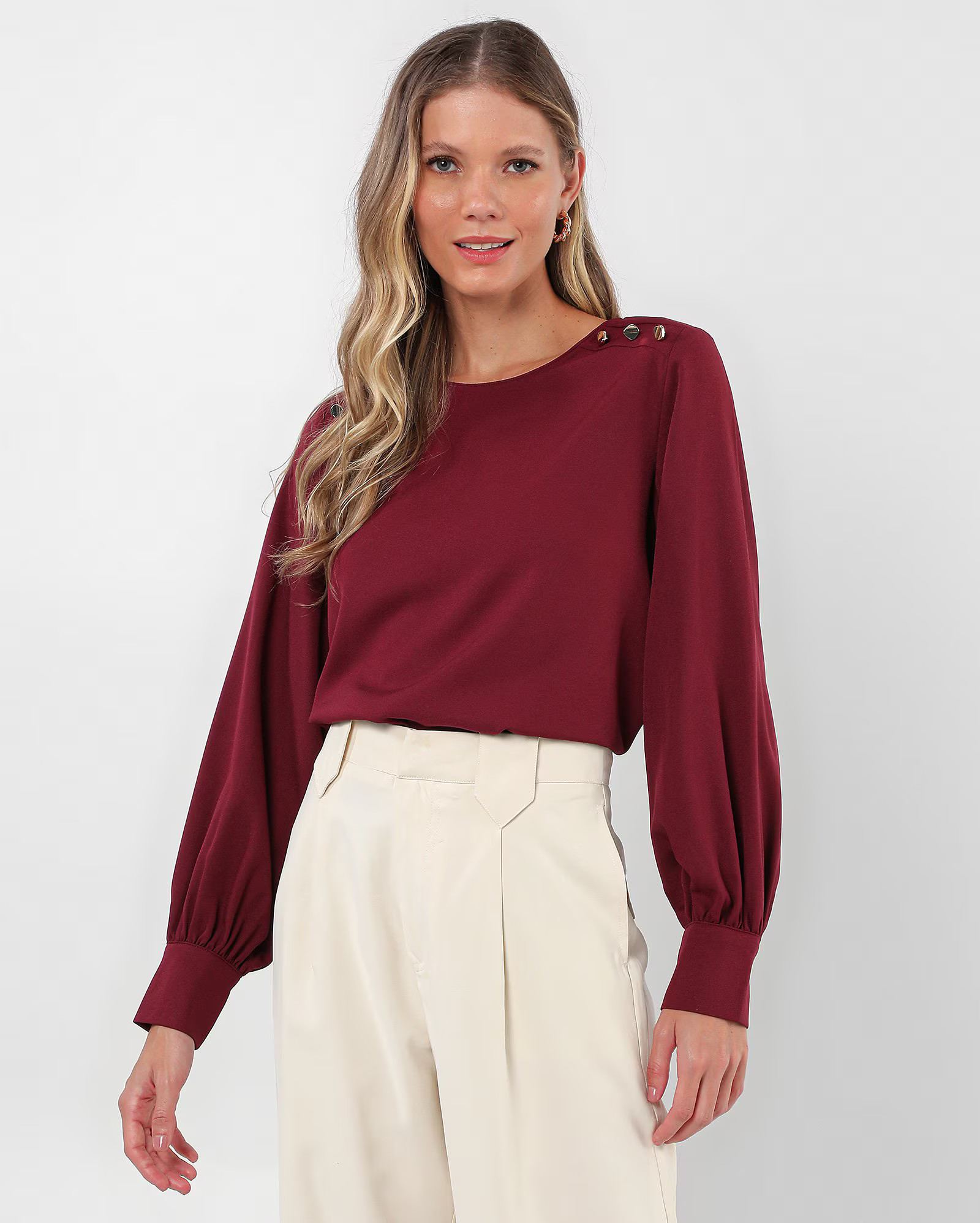 Blusa feminina manga longa com botões orgânicos - Vermelho Escuro |  AK by Riachuelo | Riachuelo (BR)