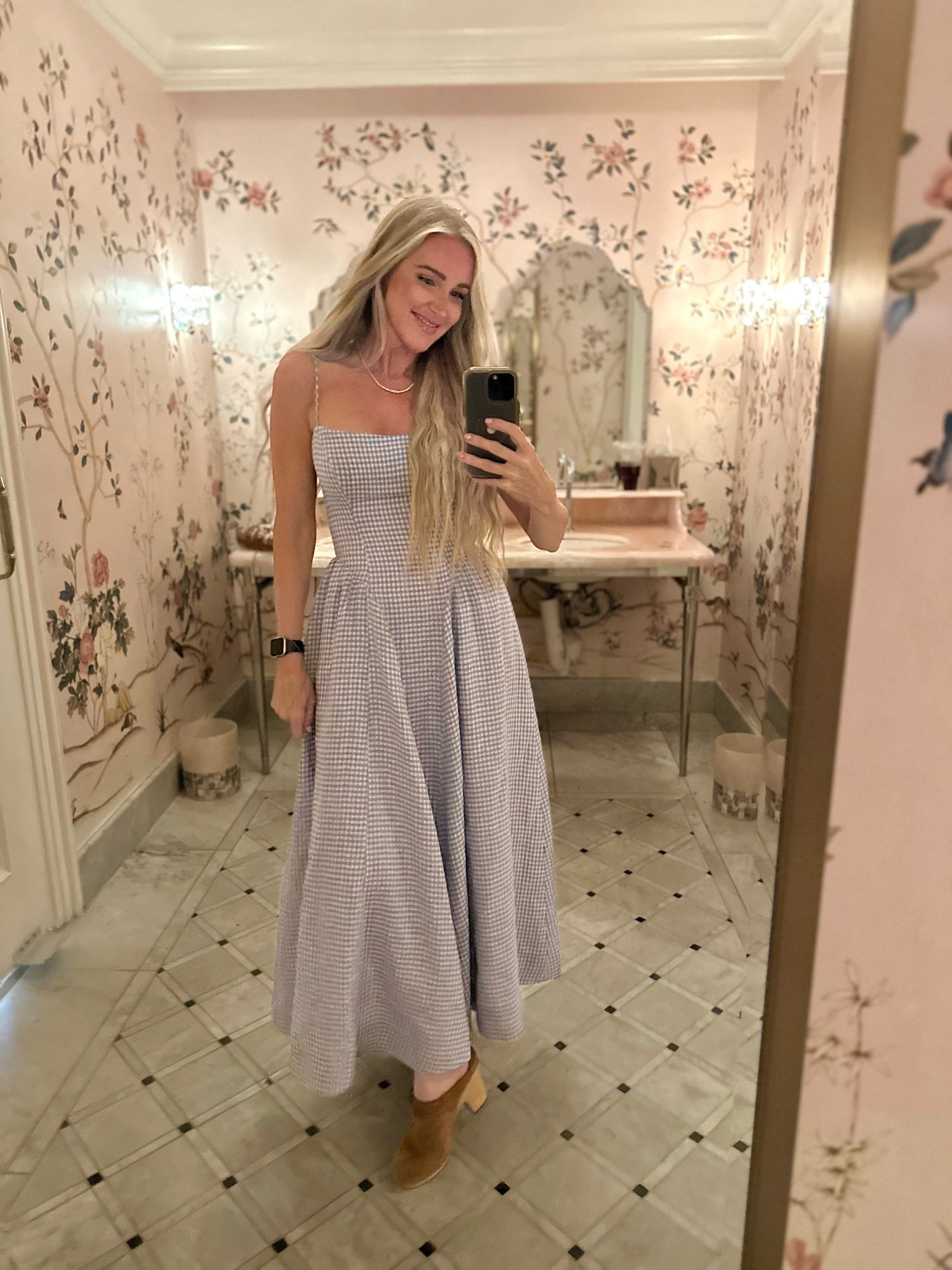 New favorite dress from Reformation 🙌🏻 

Also … favorite bathroom of all time! 

Dress size 2