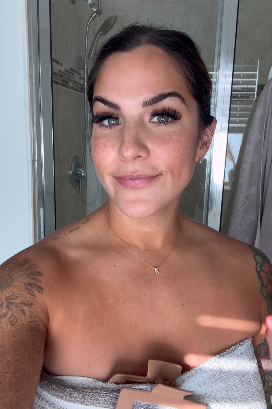 The GLOWIEST look in less than 5 minutes from @merit makeup! 
Minimalist: SAND
Highlighter: CITRINE
bronzer: LEO 
Lip oil: JETÉ


#LTKGiftGuide #LTKBeauty #LTKStyleTip