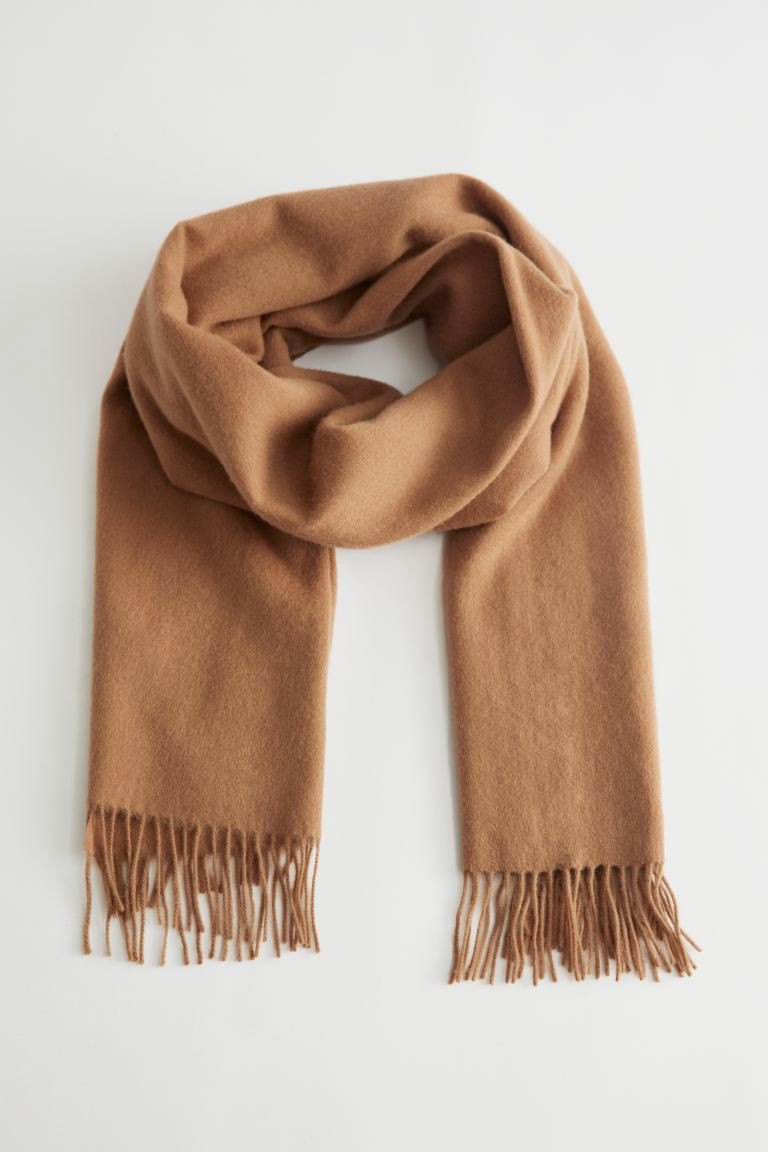 Deckenschal aus Wolle mit Fransen | H&M (DE, AT, CH, NL, FI)