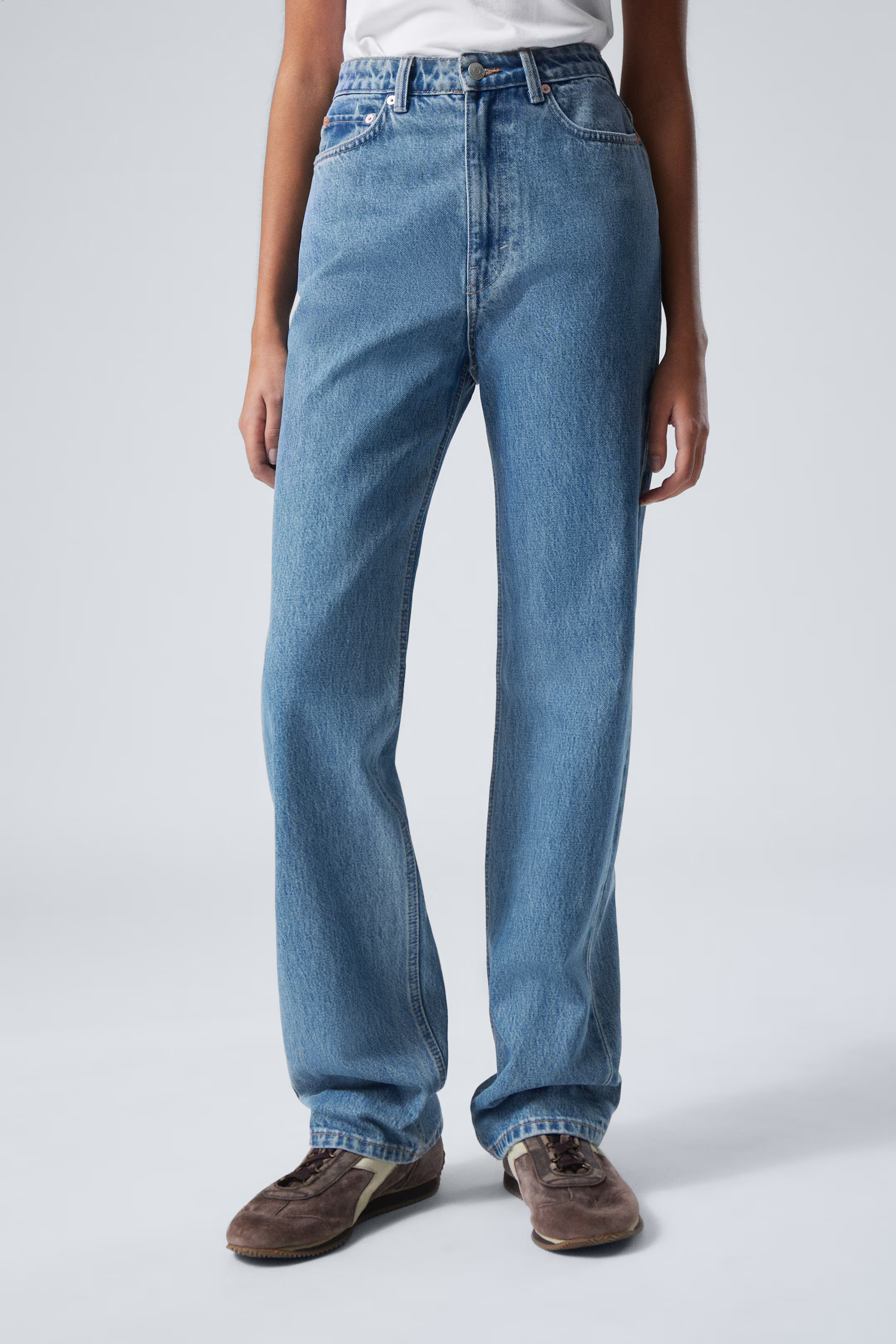 Rowe Super High Waisted Regular Straight Leg Jeans - 90s Blue - Medium Blue - Ladies | H&M GB | H&M (UK, MY, IN, SG, PH, TW, HK)