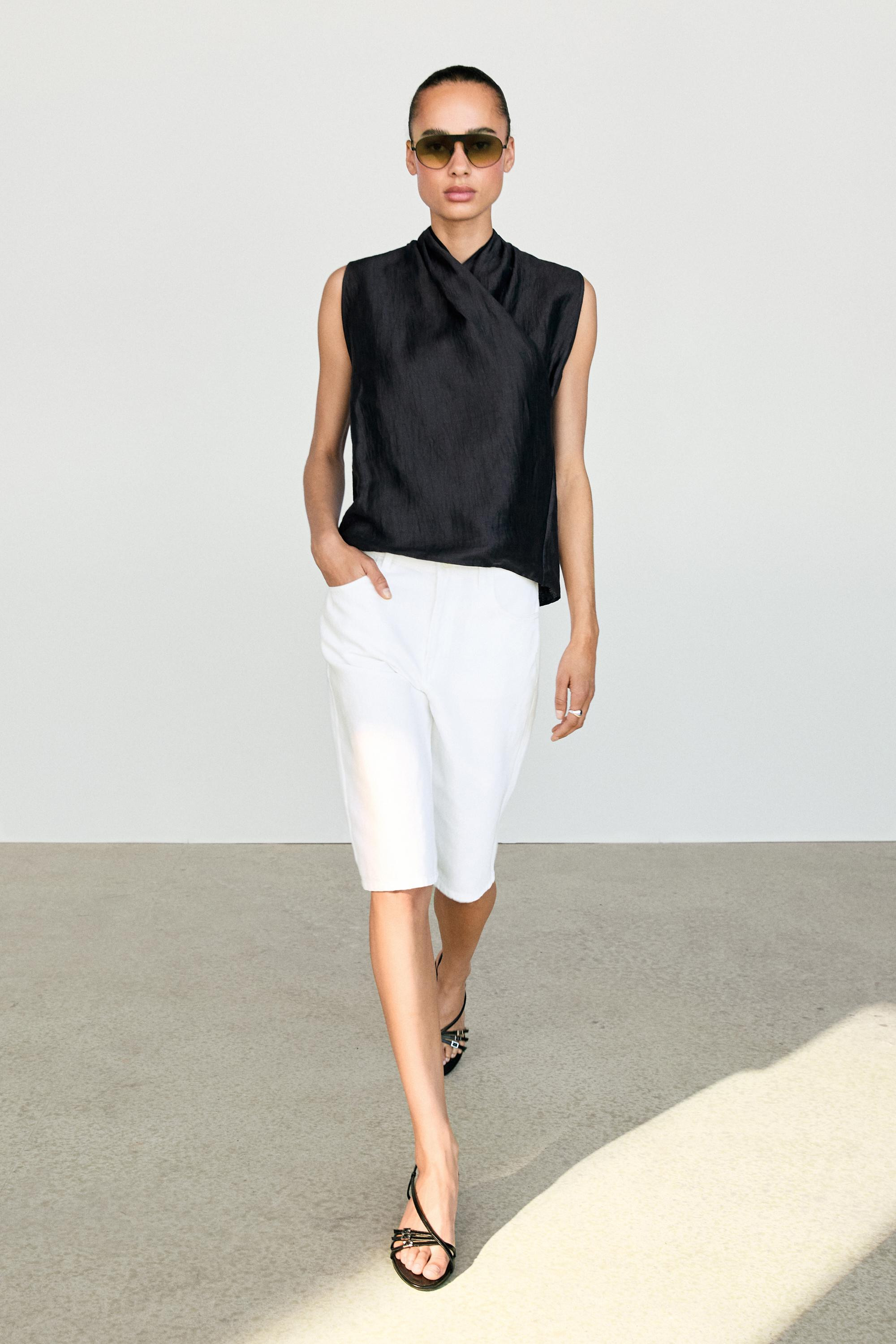 VIEW LOOK
Cotton and linen blend Bermuda shorts

 $130  Colour  Off White  Add to basket | Massimo Dutti US