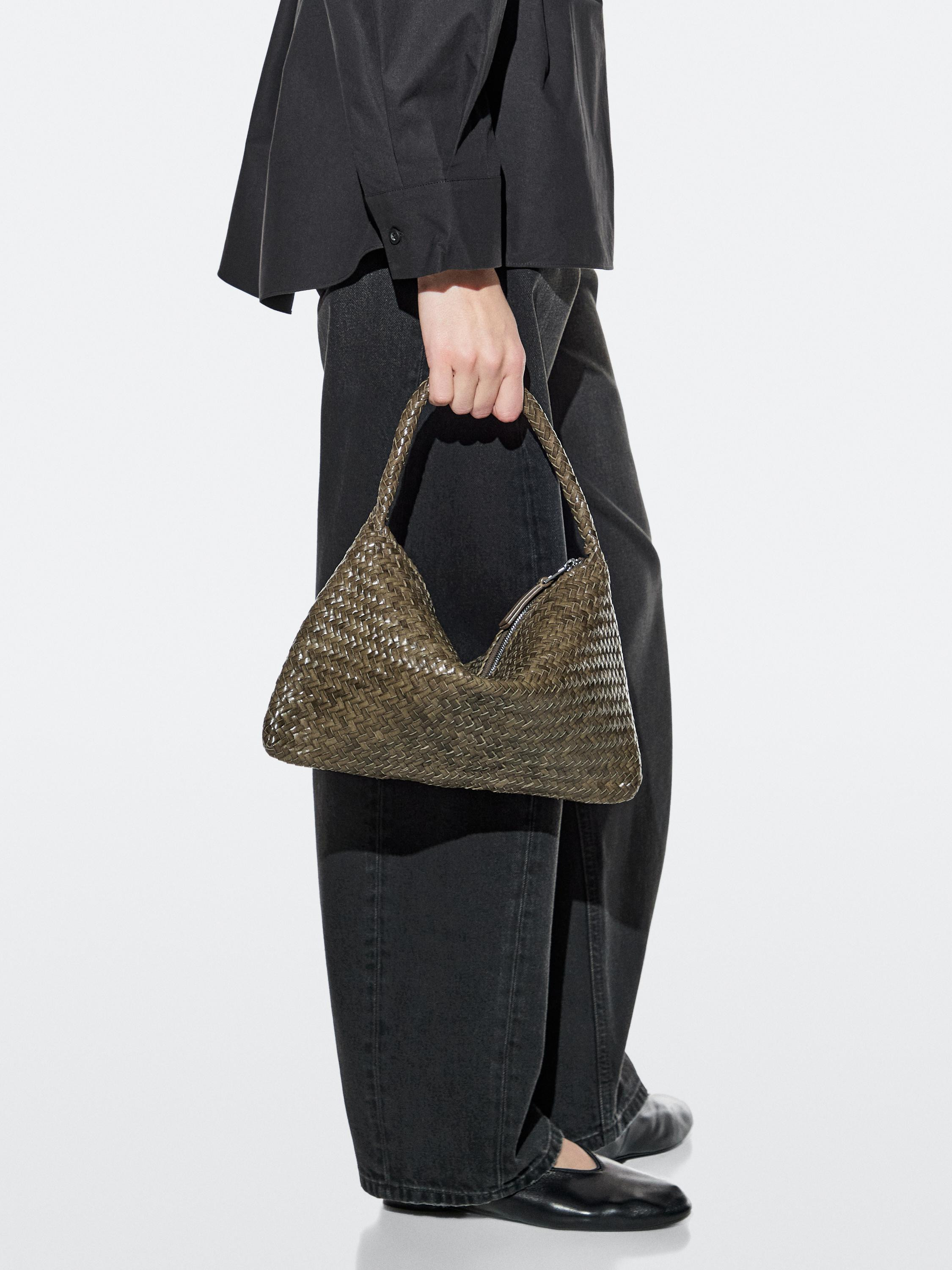 Kleine Schultertasche aus geflochtenem Leder | Massimo Dutti DE