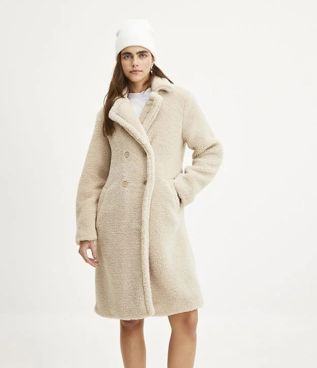 Casaco Alongado em Sherpa com Bolsos Off White | Renner (BR)