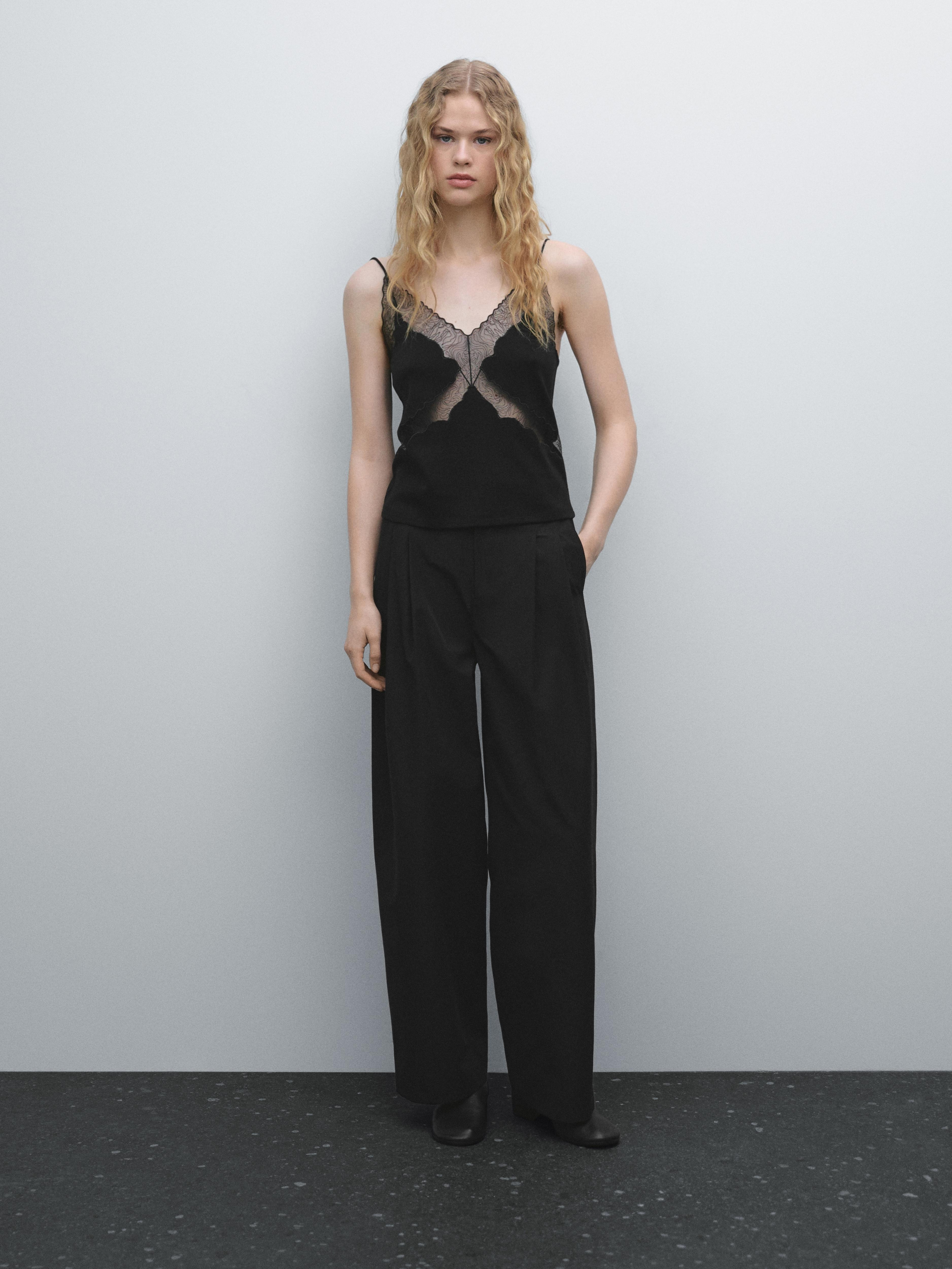 Top mit Trägern und Spitzen-Ausschnitt | Massimo Dutti DE