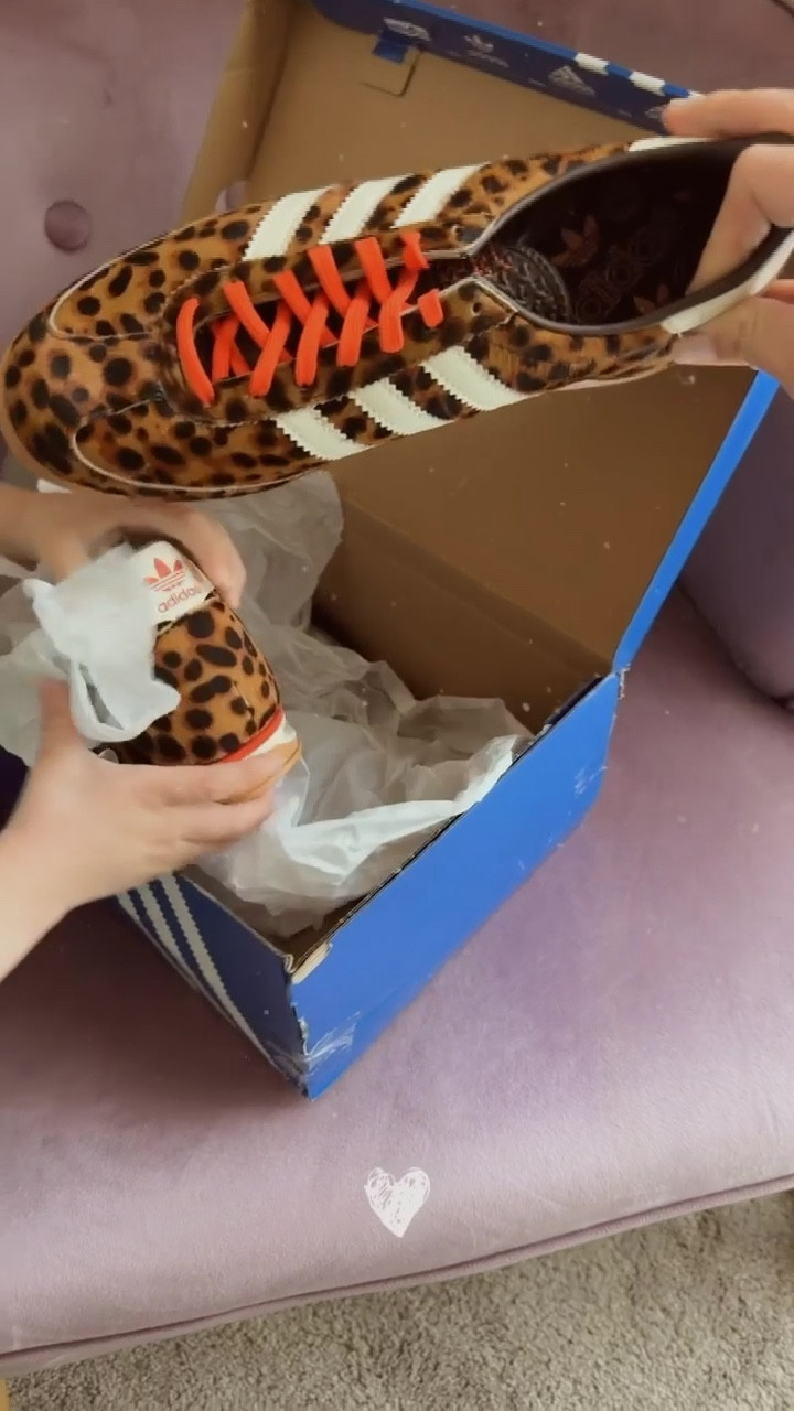 Unboxing mama’s new ‘fun’ shoes! A little bit of retro, a lot of wild. 70s vibe achieved. #AdidasOriginals

#LTKootd #LTKOver40