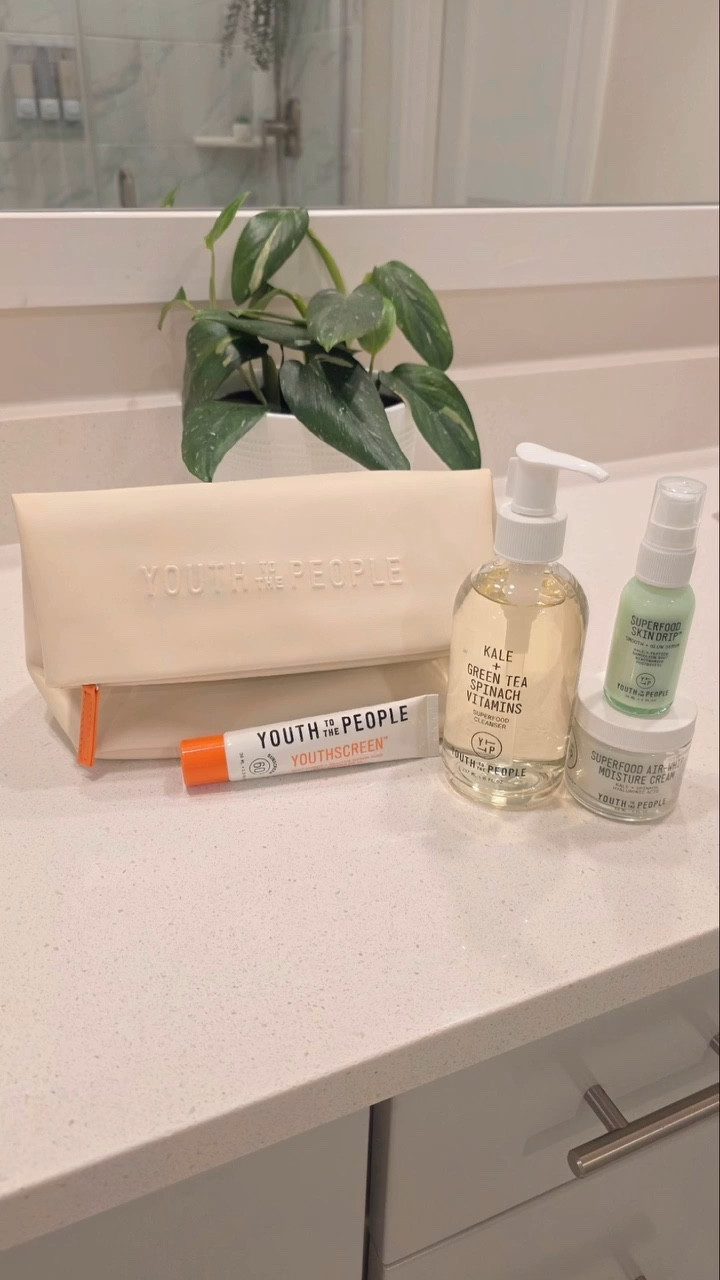Thank you to @youthtothepeople for sending me these goodies… my skin is out here glowing like I’ve been minding my business and drinking water 😌✨

Superfood-based skincare that feels light, layers well, and doesn’t have me second guessing what I’m putting on my face. Clean, simple, and doing what it needs to do.
I’m not saying I’m a superfood girly now… but my skin might be 😌🥬

#skincareroutine #glowyskin #youthtothepeople #selfcare