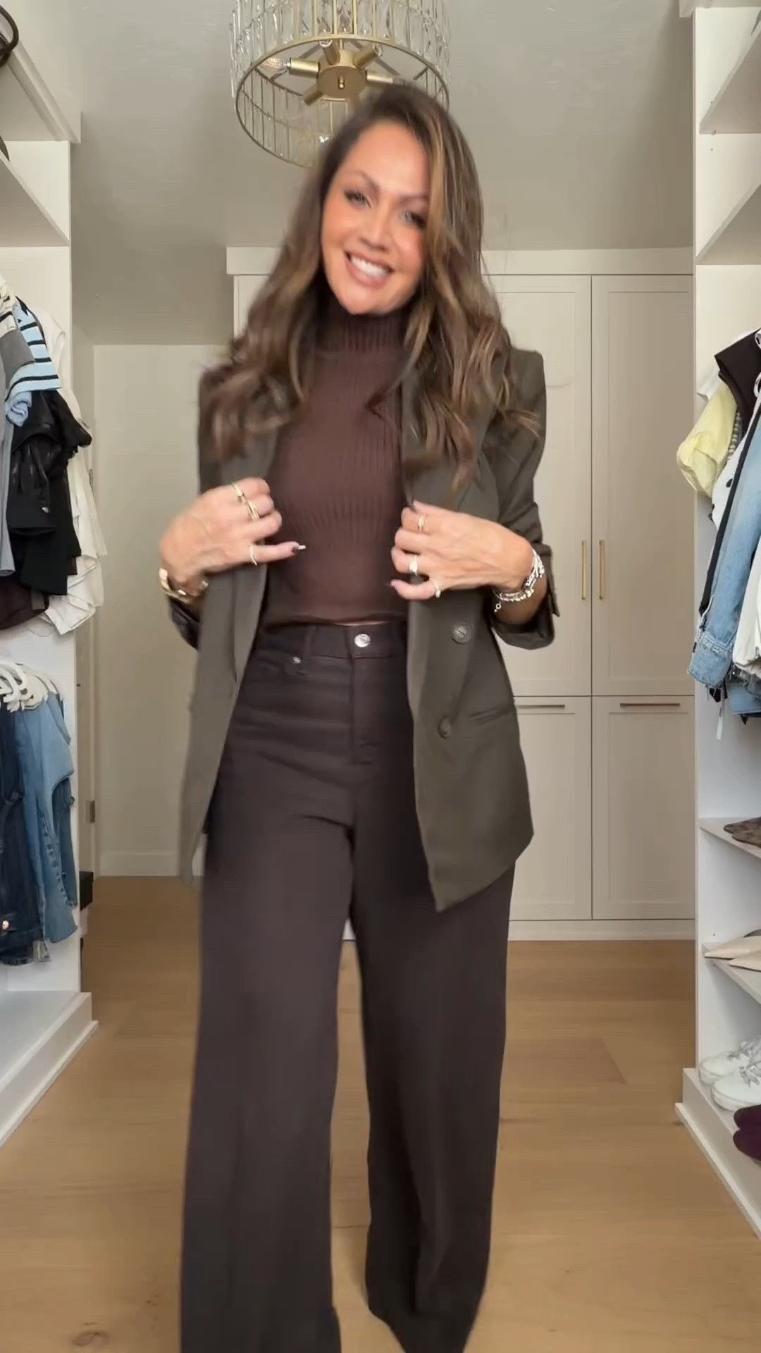 It’s all in the tailoring! Loving this mix of rich brown tones, relaxed trousers, and a structured blazer. Such an easy way to look polished without feeling overdressed. Shop the look!