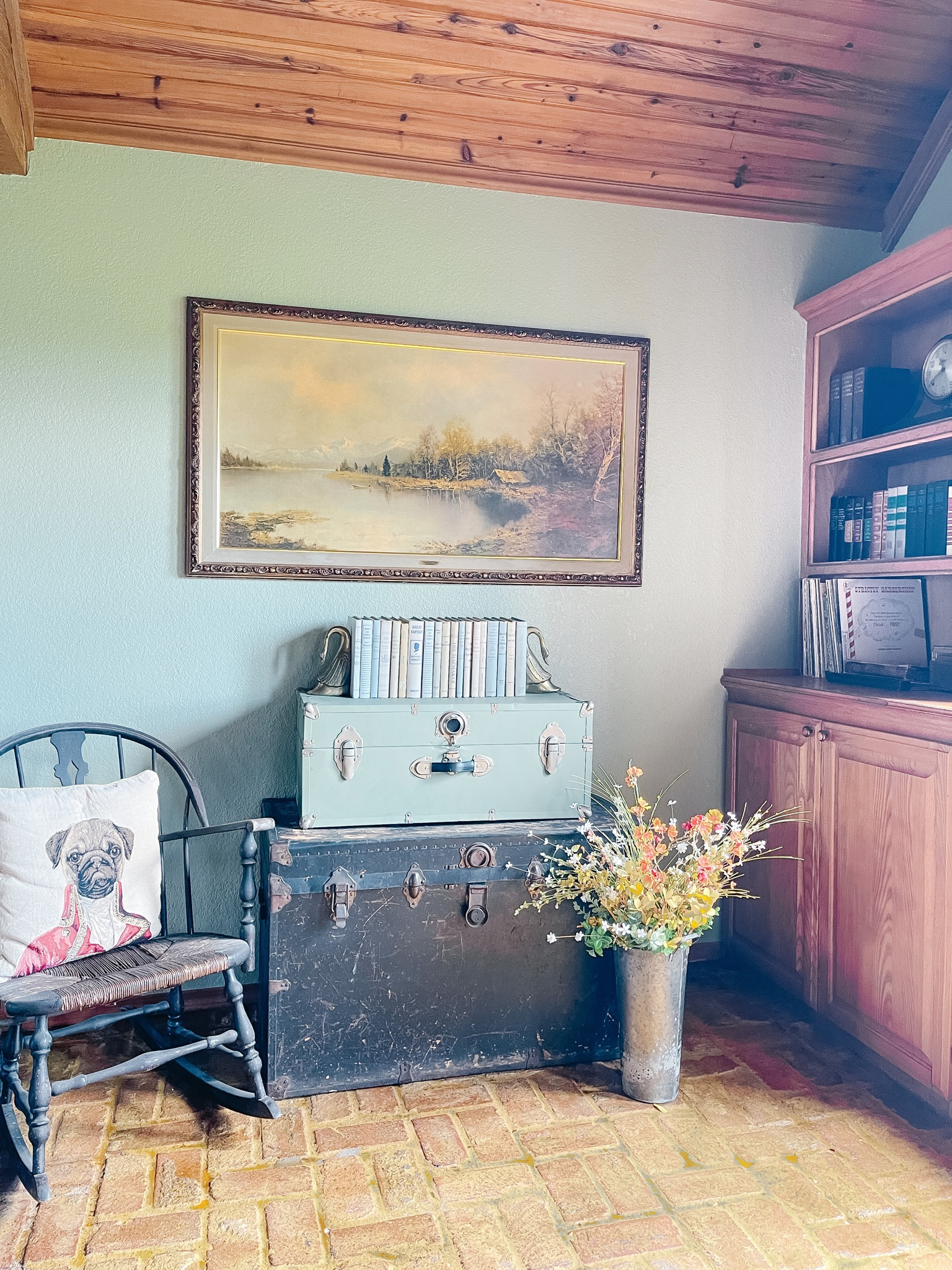 This vintage corner always makes me🥰🥰🥰.

#LTKhome