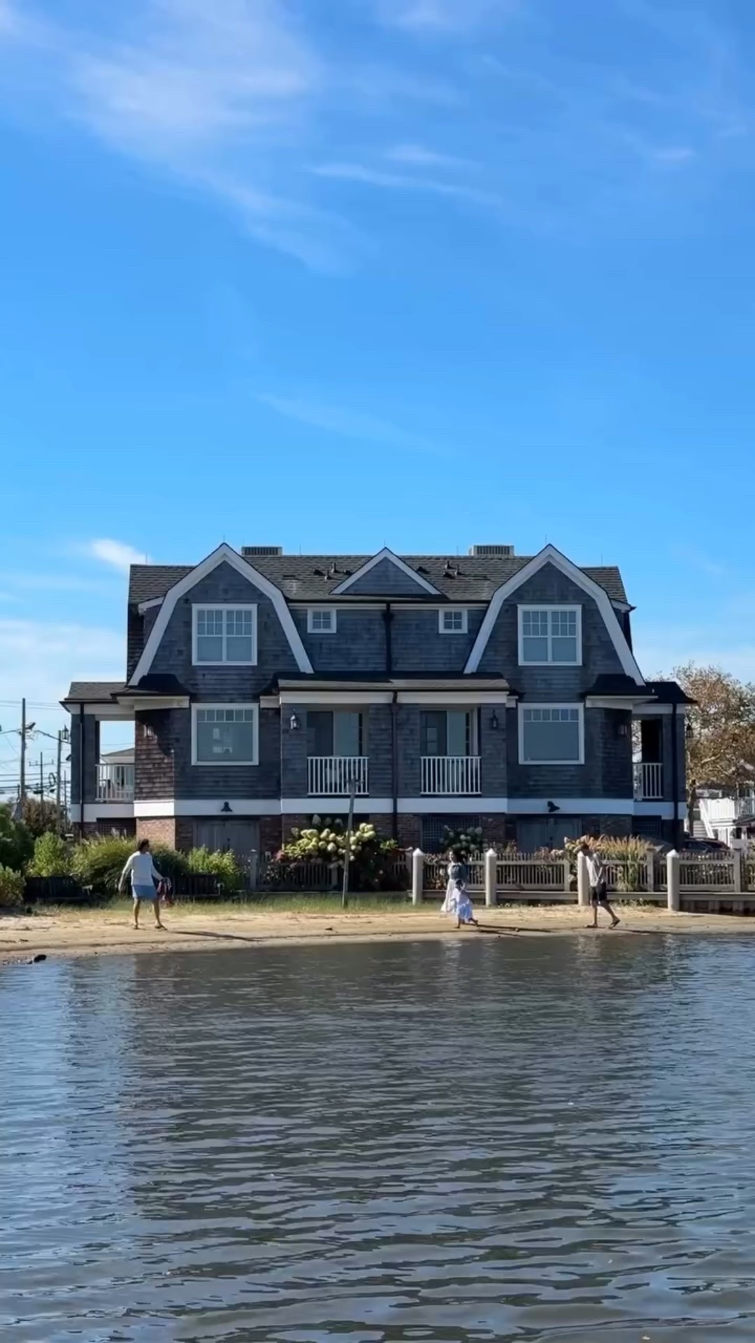 Slow morning beach walks // Small town shopping // Local bakery waits // Lobsters on the porch + cake // Early morning mini snuggles // Late night games // The biggest sand castles

Obsessed is an understatement 🦞