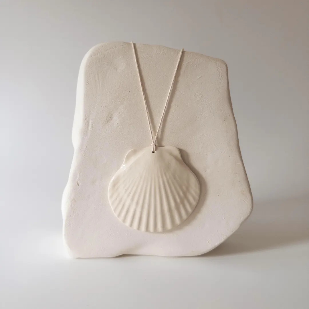 Scallop Shell Necklace - Ceramic Chunky Boho Pendant - Etsy | Etsy (US)
