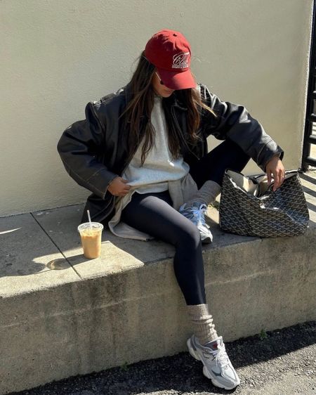 Sporty run to the farmers market ❤️

#streetstyle #outfitinspiration #newbalance