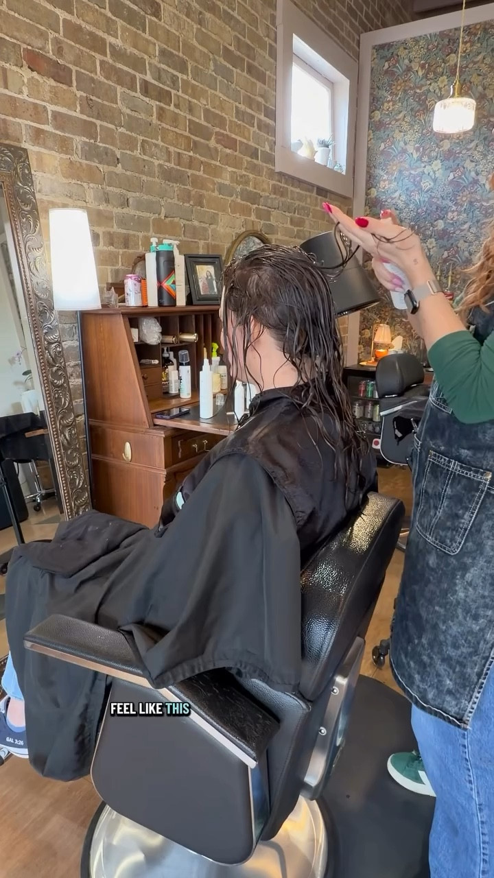 Do you think we can make this straight hair curly? Let’s find out! Make sure to like this or leave a comment (or both!) #curlycommunity #ohiocurlyhair #curlspecialist #wavyhair #wavyhairtutorial