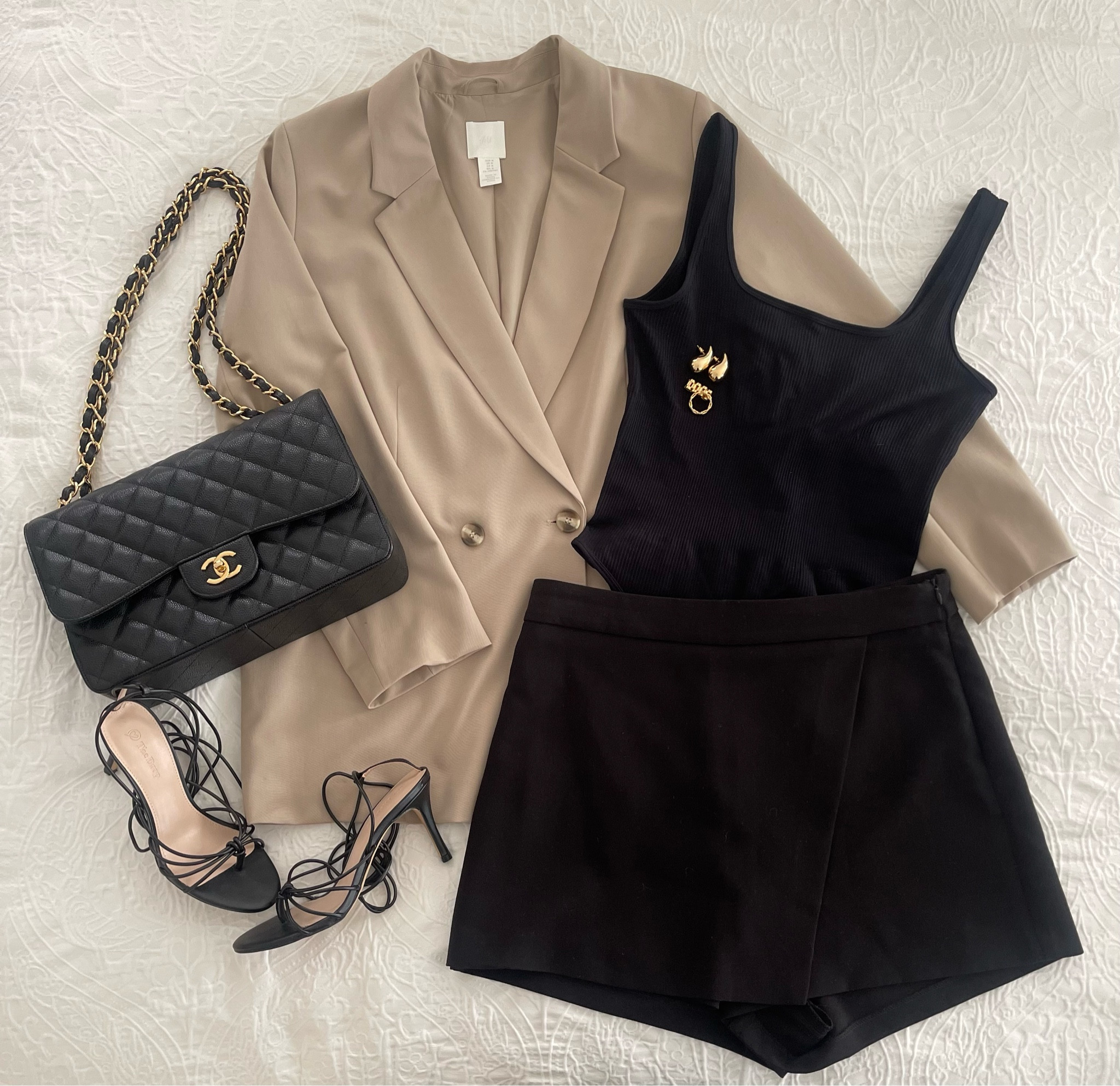 Do you ever feel like you have a closet full of clothes and nothing to wear!?🫠

This is why I love capsule wardrobes and making sure I have basics in my closet!🙌 It makes pulling outfits together that much easier and I can always find something that fits my style and the event✨

Right now I’m building up my closet with all the basics that are so wearable Day to Day and perfect when I need to dress up!❤️





Fall outfit idea, event outfit, holiday outfit, midsize outfit, date night outfit, capsule wardrobe, basics, Fall basics, staple pieces, affordable fashion, chic style, how to style a blazer, how to style a skort, black mini skirt, black skort, tan blazer, Dynamite, H&M, Chanel, Amazon, Karla Kazemi, Latina.

#LTKmidsize #LTKHoliday #LTKstyletip