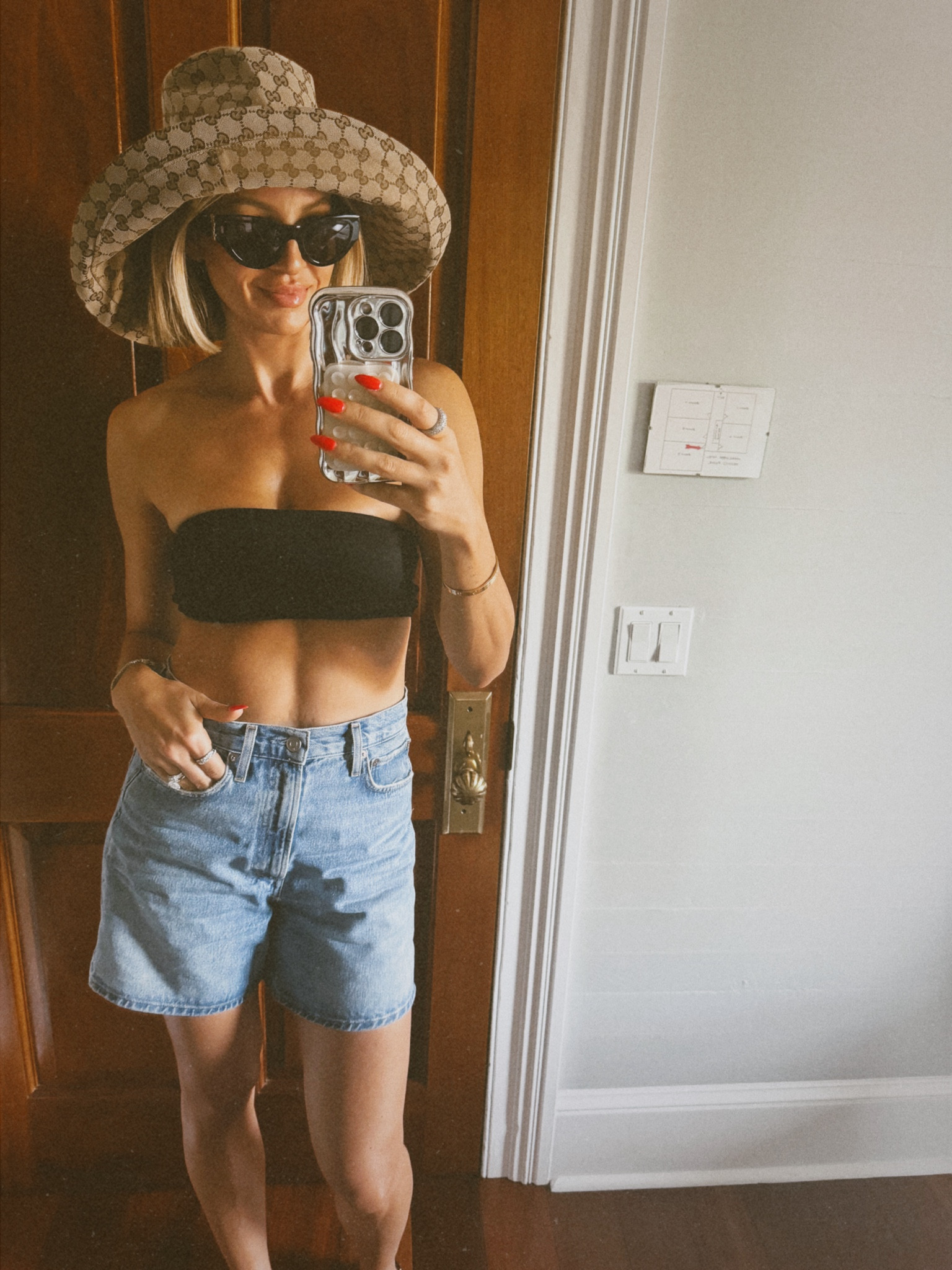 Wearing a sm in the bandeau. Hat runs small! I’m wearing a m (57cm) and could have done slightly larger. (I have an average size head)