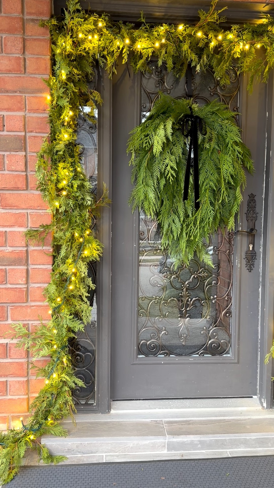 These twinkling lights are the magic of Christmas I swear! 