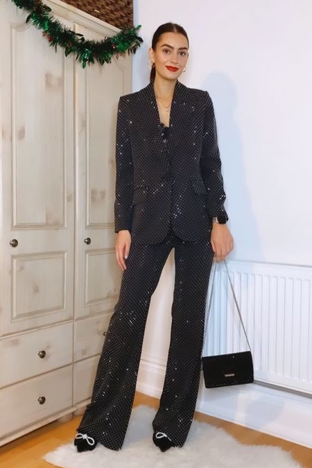 7 Days, 7 Party Looks: Day 4✨

Black sparkly suit Nadine Merabi, lace bralet, sparkly black clutch bag, sparkly bow heels

#LTKHoliday #LTKSeasonal #LTKstyletip
