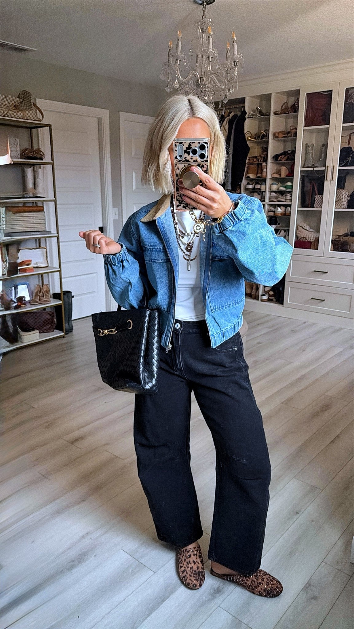 This denim jacket is soooo cute and it’s fully stocked AND on clearance!!!! Grab it now and thank me later!!!
⬇️⬇️⬇️
Wearing size medium in everything!!
Shoes fit TTS

#LTKSaleAlert #LTKFindsUnder100 #LTKFindsUnder50