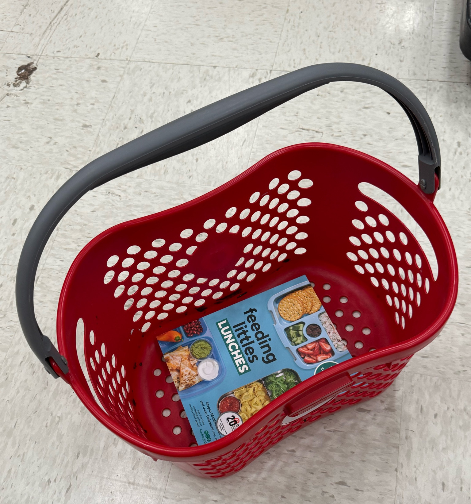Feeding little lunches book! The perfect book for if you need ideas on what to feed your toddler! #ad #target #targetpartner #kidsbooks
