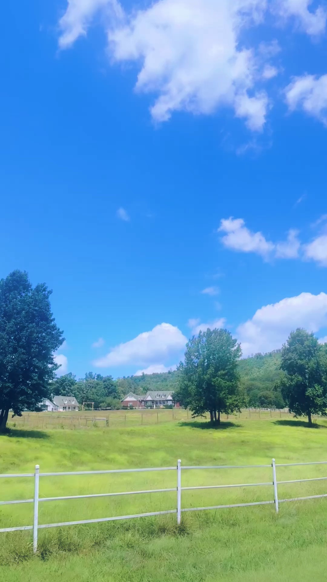 Had the best time at a play date with friends this morning 🫶🏽 And oh how I always love pulling back up to the farm - there is truly no place like home 🌼