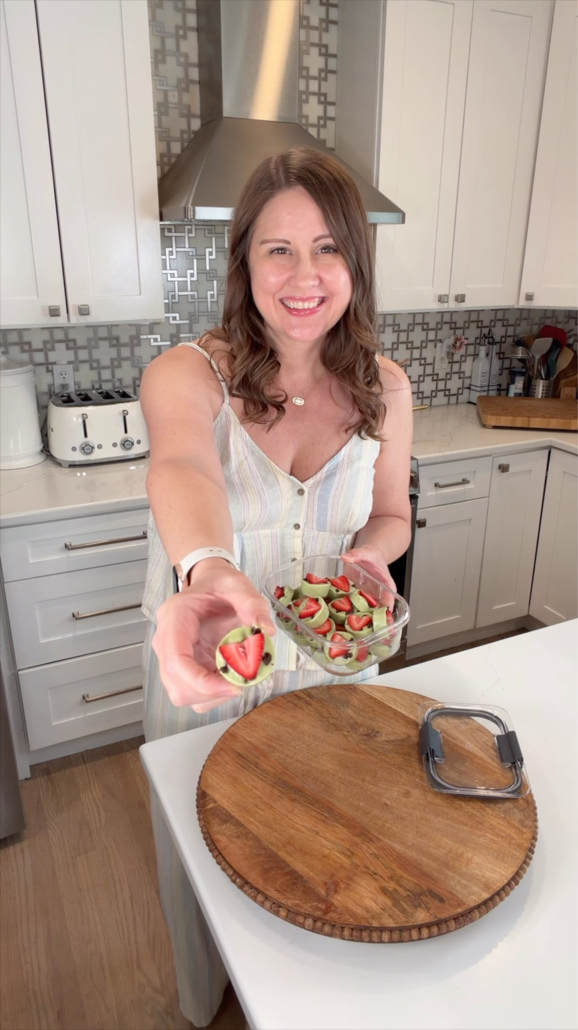 🍓🍵 freezer snack you’ll keep on repeat!!

These strawberry matcha yogurt bites are creamy, perfectly sweet, and have the best little chocolate crunch 🤍✨

Recipe (makes ~40 bites):
• 2 cups vanilla Greek yogurt
• 1½ tsp matcha powder
• 2 tbsp honey
• 2 tbsp mini chocolate chips
• Fresh strawberries (sliced)

Directions:
Mix yogurt, matcha, and honey until smooth. Stir in chocolate chips. Spoon into silicone mini muffin molds, top with strawberry slices, and freeze until solid 🙌

#StrawberryMatcha #MatchaRecipes #HealthyTreats #SummerSnacks #EasyRecipes

#LTKfoodie #LTKHome