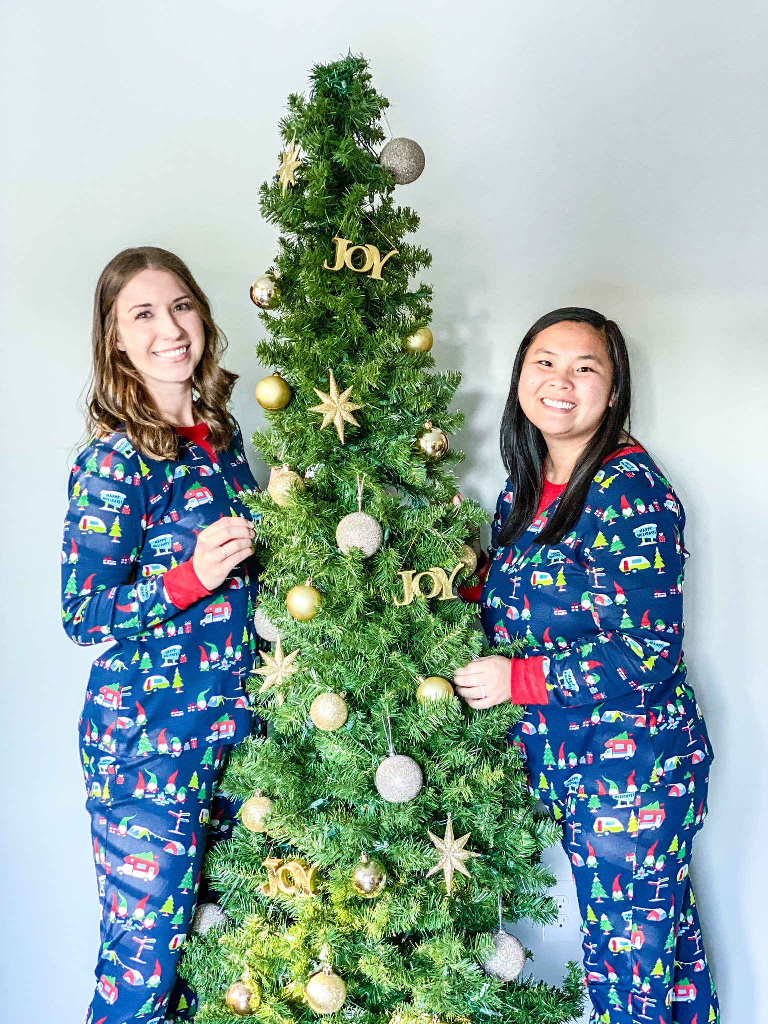 The holidays are quickly approaching which means it’s almost time to start decorating (if you haven’t already 😉). If unpacking decor seems like more of a hassle than a magical experience then this week’s for you! We’re going to be sharing all of our favorite holiday storage favorites plus giving you the inside scoop on our holiday decor takedown and organizing services we offer! Stay tuned!! 🎄🎁