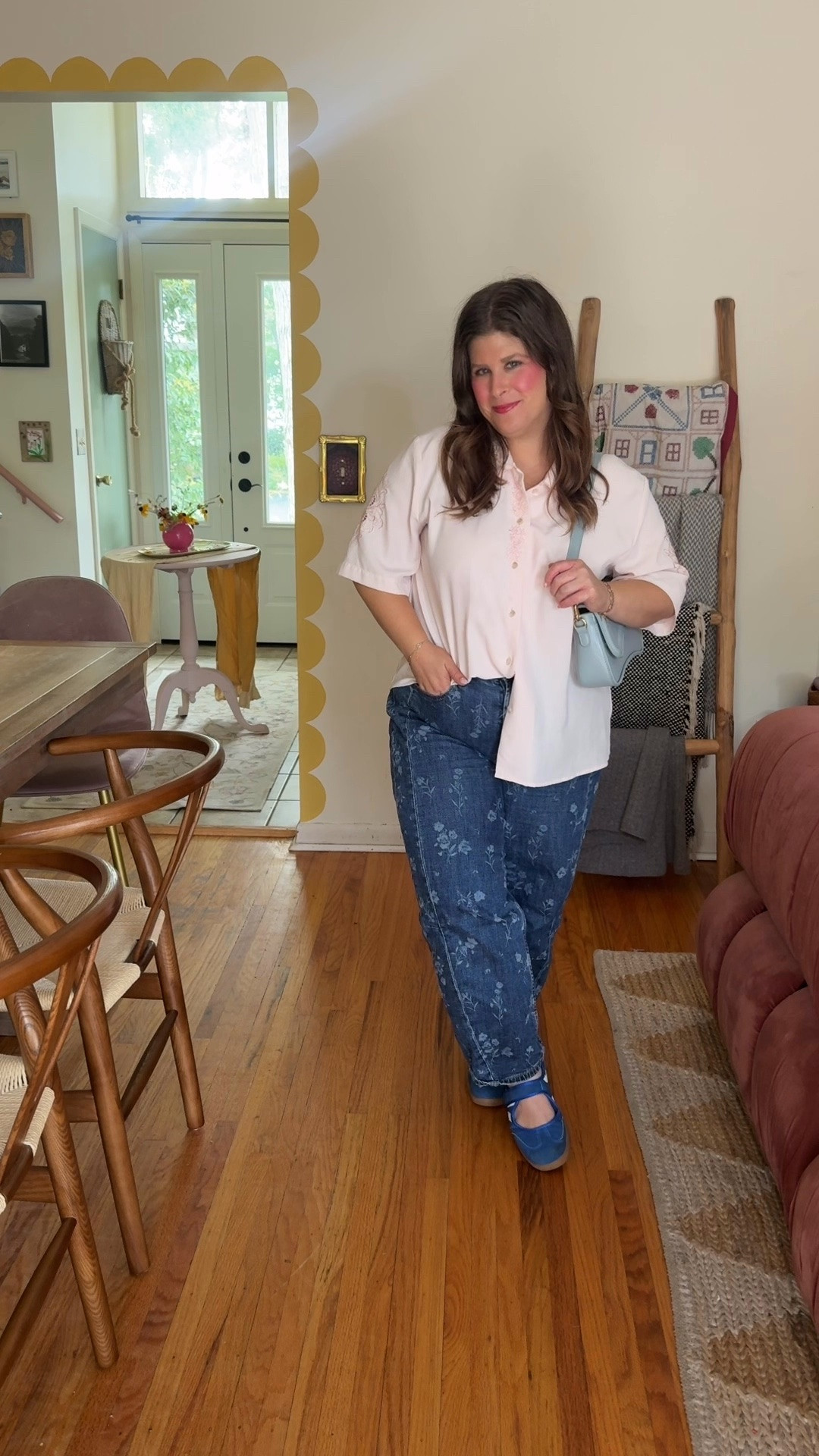 A thrifted top with some barrel jeans & Mary jeans sneakers 💙💃

#barreljeans #maximalist #dopaminedressing #colorfulstyle #thriftedstyle