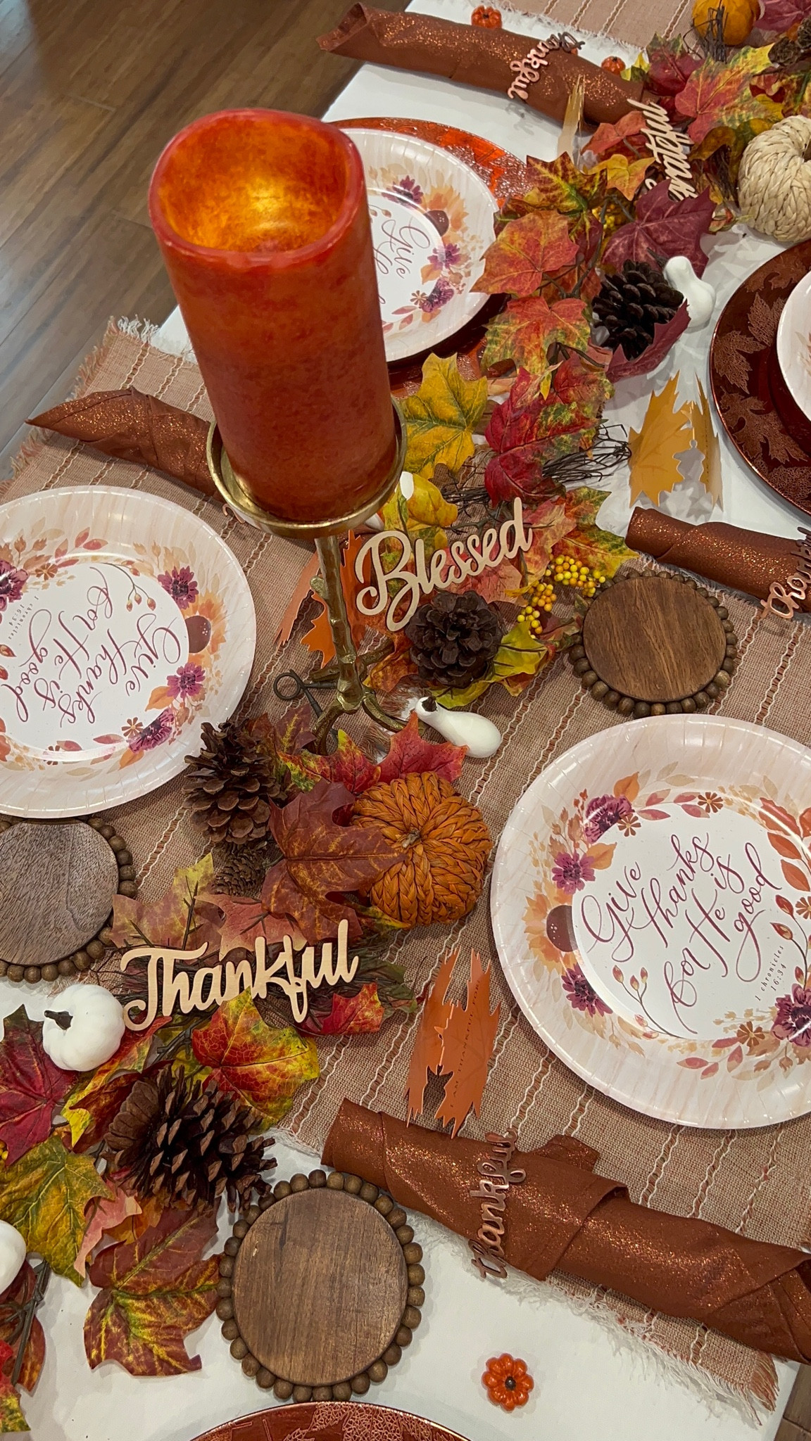 Hosting Thanksgiving or a Friendsgiving? 🦃🫶🏻 Here are some links to some cute & festive decor! As well as our fav foldable table & chairs for events & hosting! 🍽️🪑
