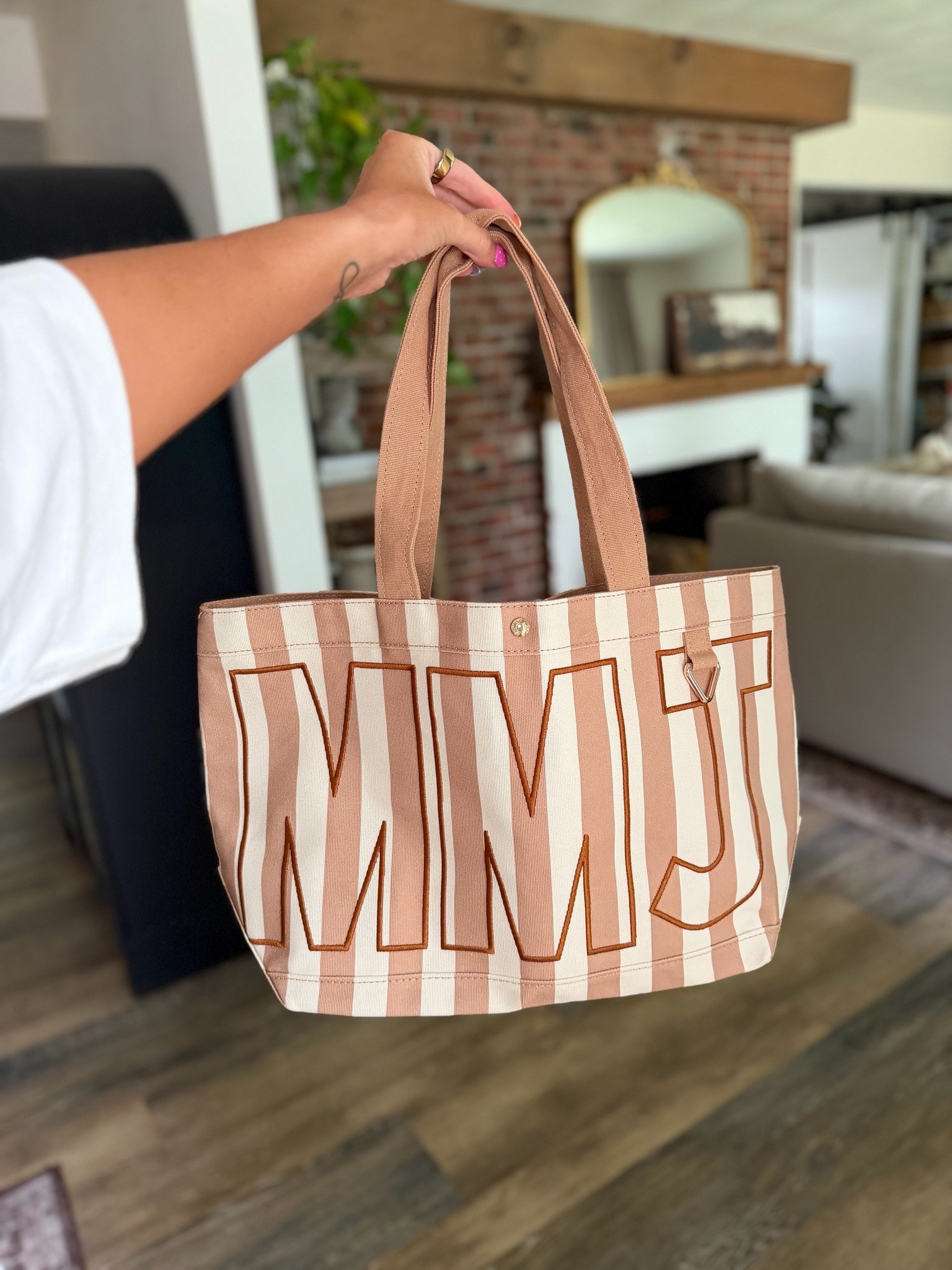 My new custom tote!!!! I’m so in love 🤎🤎🤎 so freaking cute!!! Comes in different colors, or plain colors, too! 

BaubleBar tote, BaubleBar, personalized tote, initial tote, striped bag for fall, neutral stripes

#LTKmomlife #LTKSeasonal