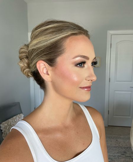 Bridal Soft Glow Makeup

Neutral, bronze eyes with a pop of shimmer. 
Pink cheeks with a glow.
Naturally defined brows.
Soft matte skin.
Neutral pink lipstick. 

#LTKwedding #LTKbeauty