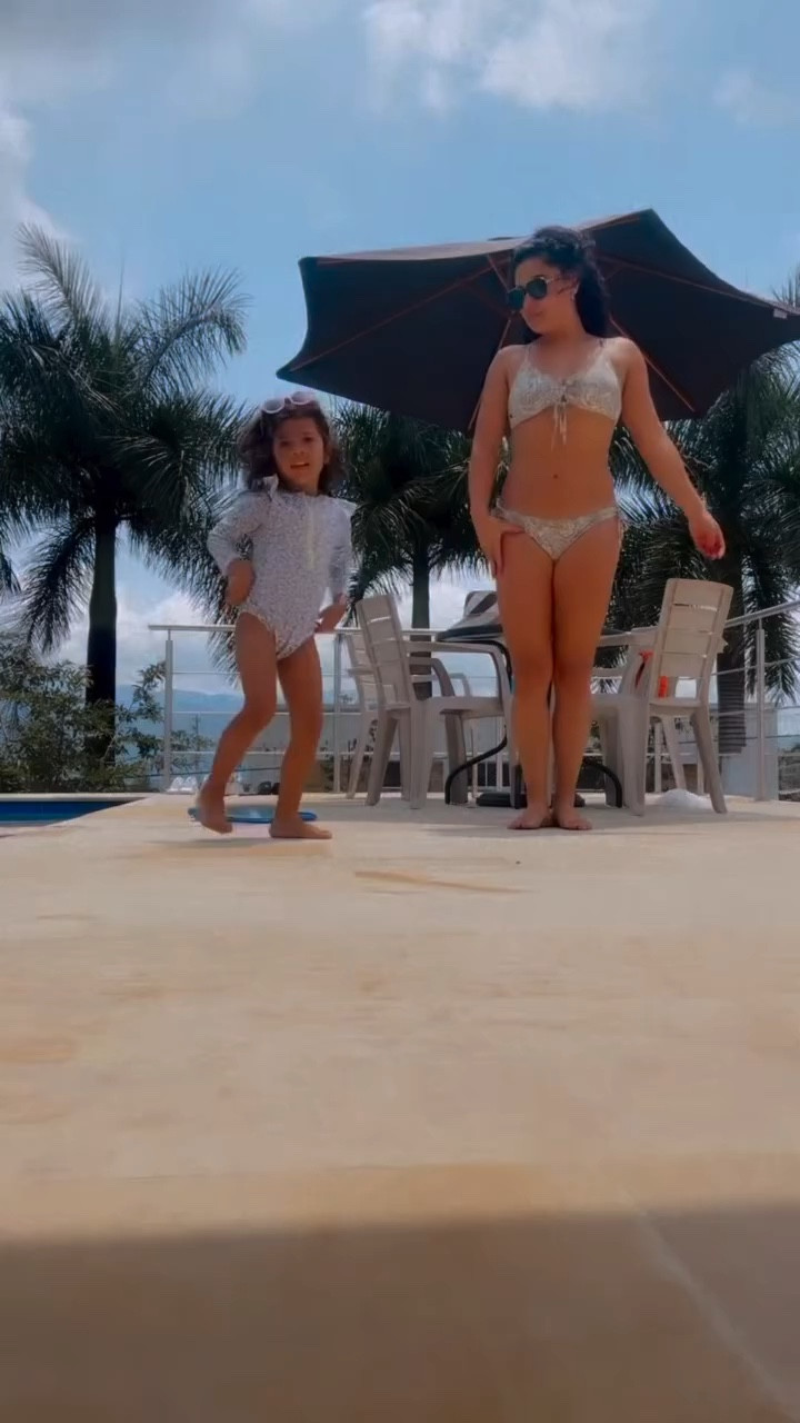 Nadie me preparó para ser mamá.
Pero definitivamente nadie me preparó para el día que lastiman a tu hijo.

Ese dolor que no está en tu cuerpo…
pero lo sientes más profundo que cualquier herida.

Soy Yuly.
Soy mamá.
Y hay días en los que dudo si lo estoy haciendo bien.

Porque ser mamá no es solo abrazar y amar bonito.
Es sentir miedo.
Es cuestionarte.
Es salir al mundo y, sin darte cuenta, dejarte un poco a un lado para poder guiarlos.

Yo no sé si soy perfecta.
Pero sí sé algo:
quiero estar.

Quiero que cuando el mundo les duela, sepan que aquí hay un lugar seguro.
Quiero corregir con amor, aunque yo no siempre haya recibido eso cuando era niña.
Quiero ser la mamá que yo necesité.

Y aunque a veces me canse…
aunque tenga miedo…
aunque quiera cinco minutos para llorar en silencio…

Elijo quedarme.
Elijo estar presente y Gracias a @diaclubacademy 
Elijo criar desde la conciencia y no desde las heridas.

Si eres mamá y alguna vez sentiste ese miedo profundo…
no estás sola 🤍

Comenta “estoy” si tú también eliges quedarte incluso en los días difíciles.